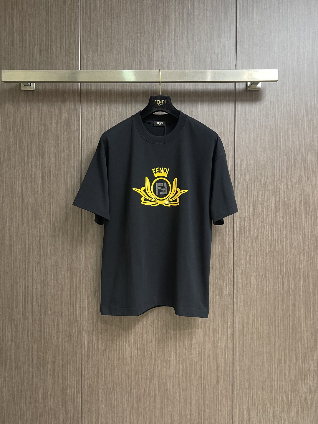 FENDI 2026SS春夏新款短袖T恤 经典 立体厚板硅胶工艺＋贴布绣 定制双纱平纹纯棉面料 ，上身百