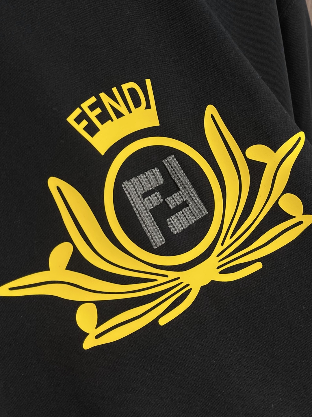 FENDI 2026SS春夏新款短袖T恤 经典 立体厚板硅胶工艺＋贴布绣 定制双纱平纹纯棉面料 ，上身百