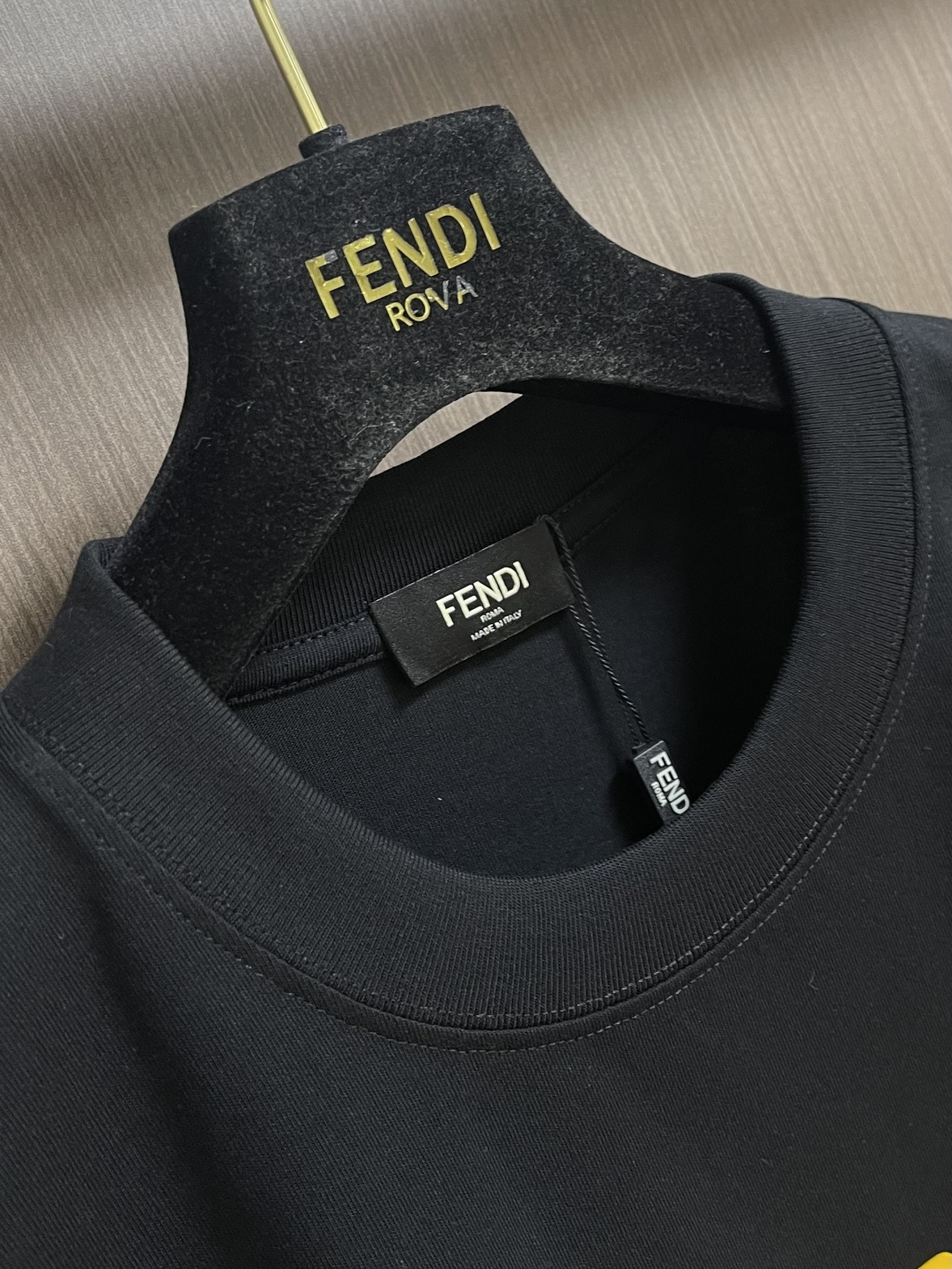 FENDI 2026SS春夏新款短袖T恤 经典 立体厚板硅胶工艺＋贴布绣 定制双纱平纹纯棉面料 ，上身百