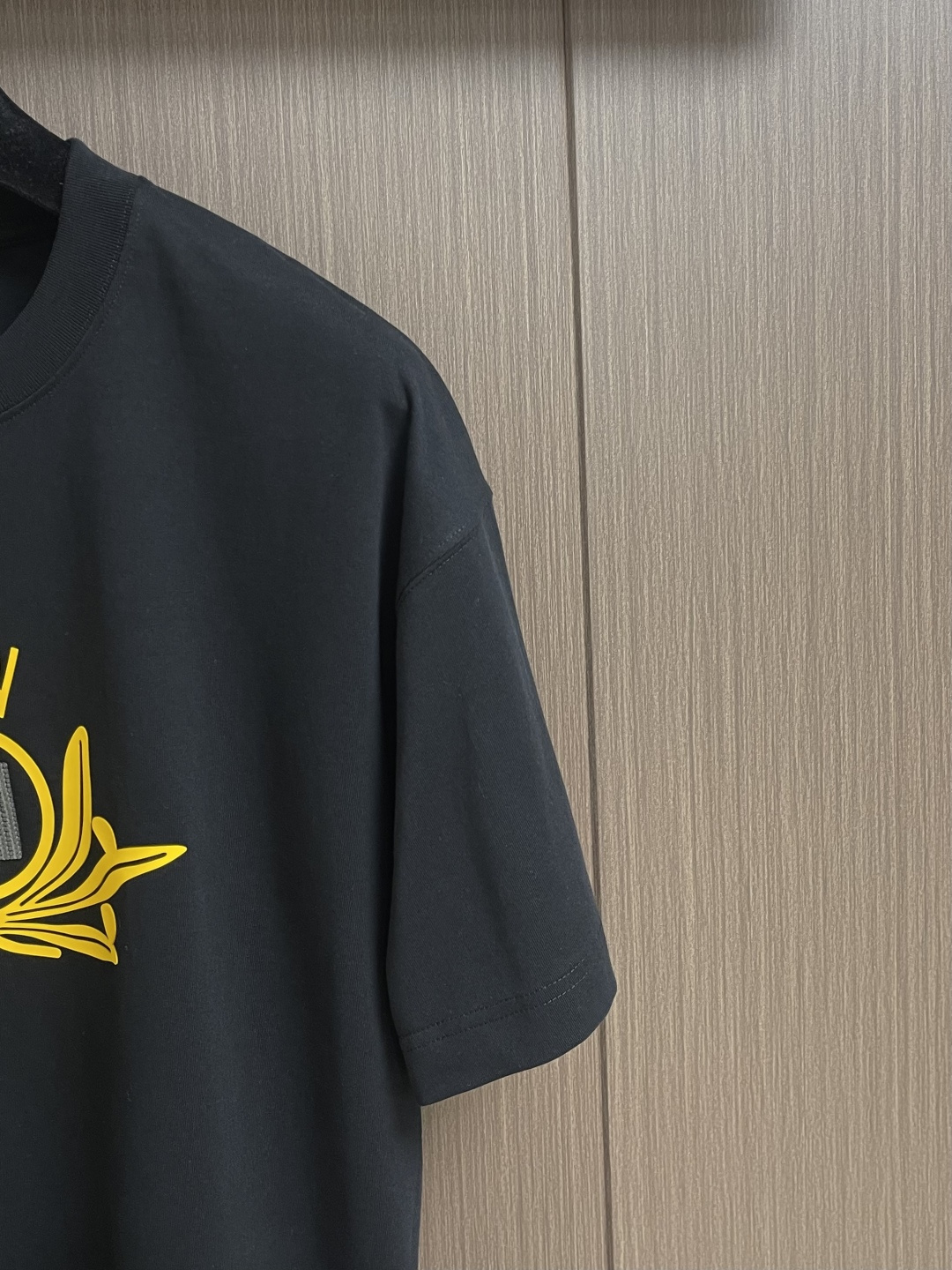 FENDI 2026SS春夏新款短袖T恤 经典 立体厚板硅胶工艺＋贴布绣 定制双纱平纹纯棉面料 ，上身百