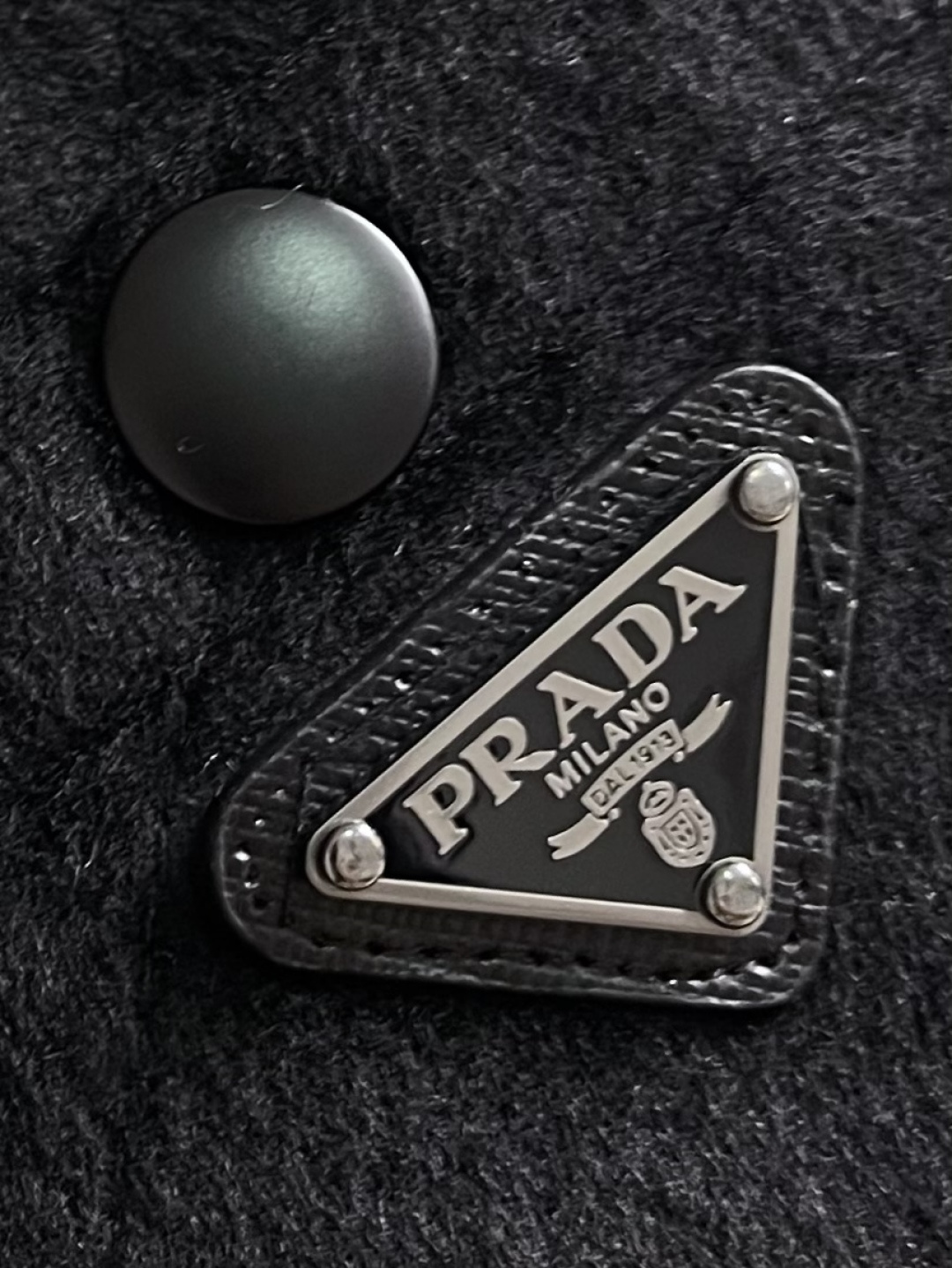 Prada 三角标翻领棉服外套，定制玄光羊绒混纺料 以及大格纹羽绒棉 质感卓越 每一寸都蕴含着沉甸甸的暖