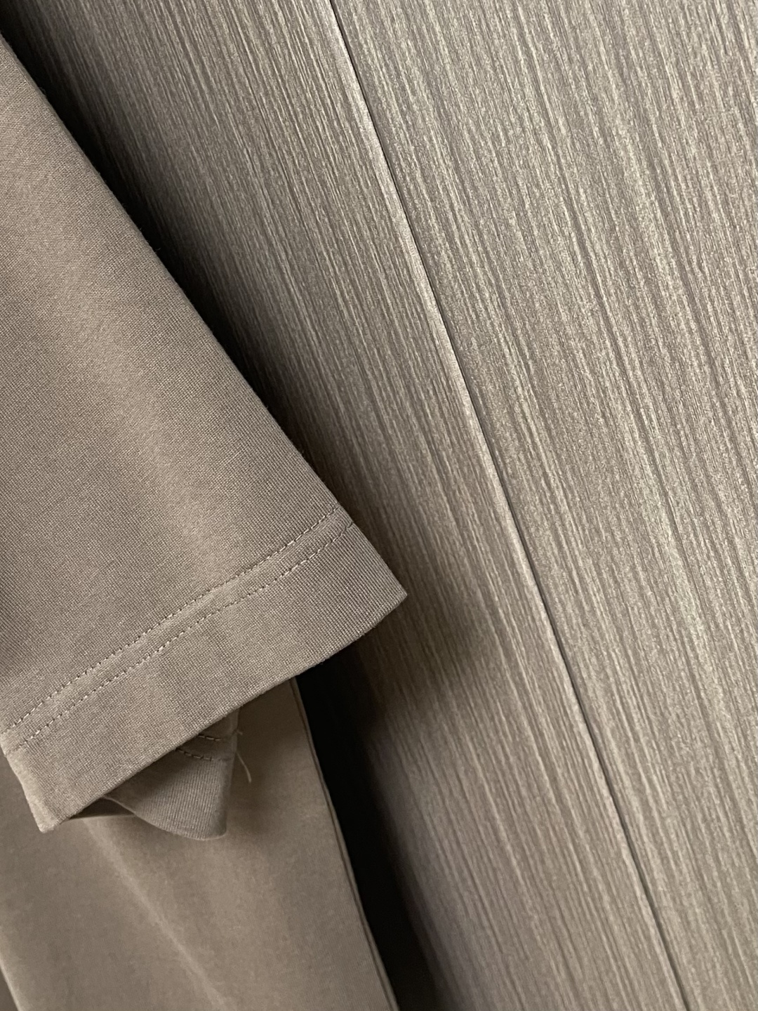 LV Flower图案印花短袖T恤，本款T恤取材柔软棉布，以2026ss早春秀场的风尚元素点亮日常造型。