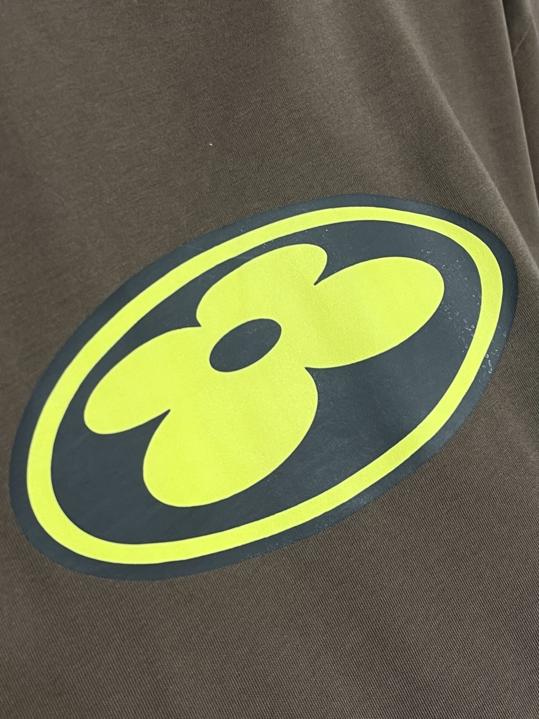 LV Flower图案印花短袖T恤，本款T恤取材柔软棉布，以2026ss早春秀场的风尚元素点亮日常造型。