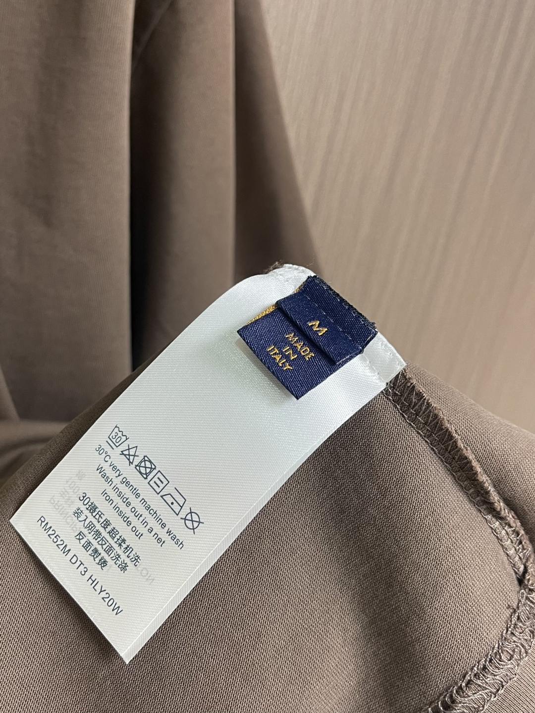 LV Flower图案印花短袖T恤，本款T恤取材柔软棉布，以2026ss早春秀场的风尚元素点亮日常造型。