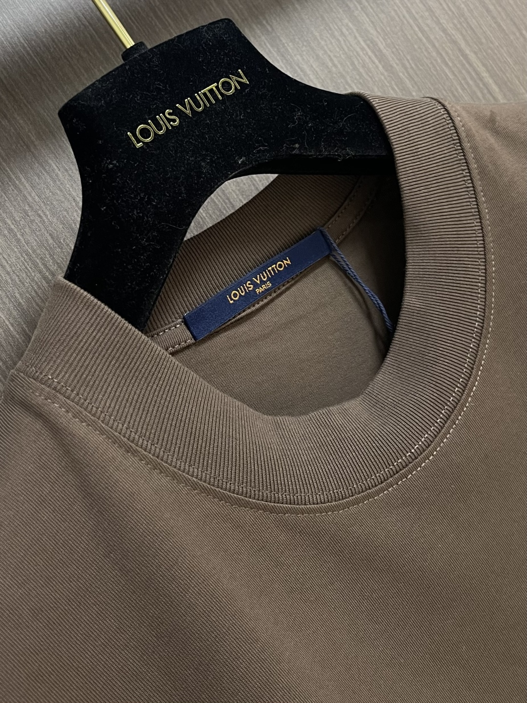 LV Flower图案印花短袖T恤，本款T恤取材柔软棉布，以2026ss早春秀场的风尚元素点亮日常造型。