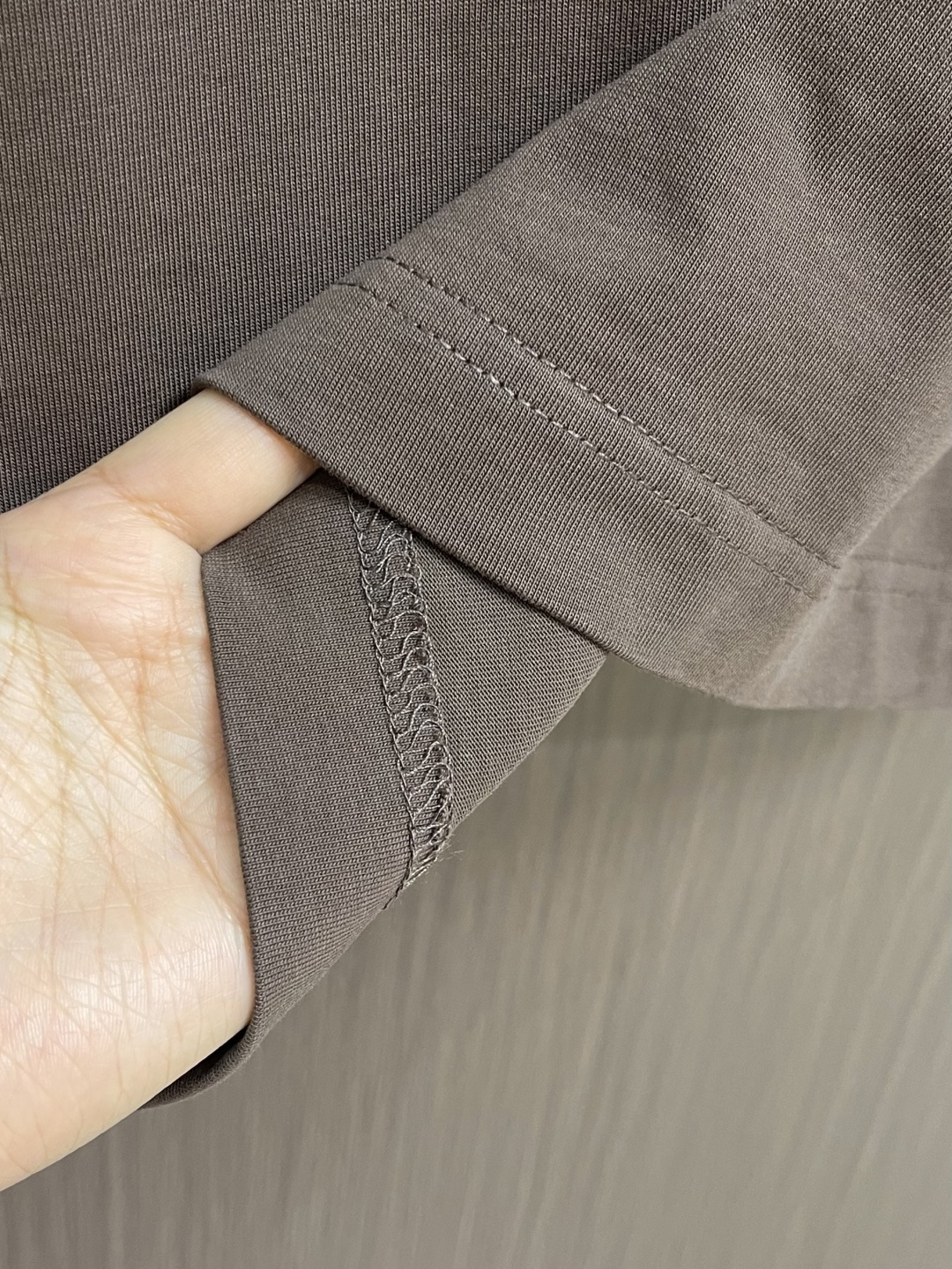 LV Flower图案印花短袖T恤，本款T恤取材柔软棉布，以2026ss早春秀场的风尚元素点亮日常造型。