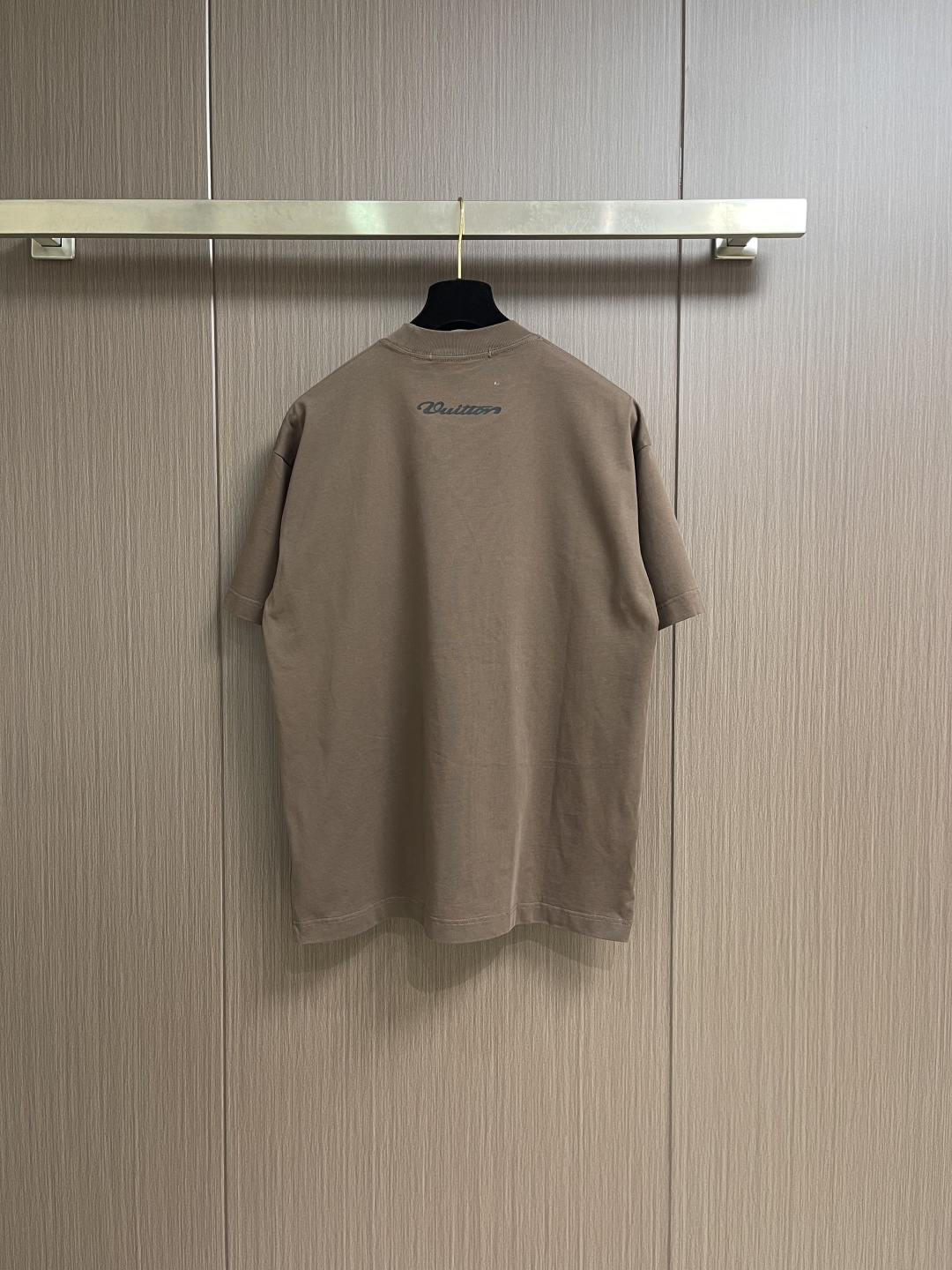 LV Flower图案印花短袖T恤，本款T恤取材柔软棉布，以2026ss早春秀场的风尚元素点亮日常造型。