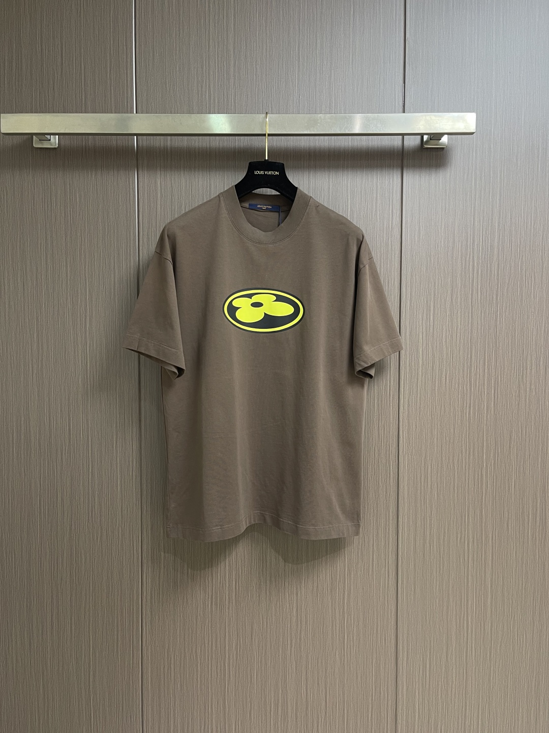 LV Flower图案印花短袖T恤，本款T恤取材柔软棉布，以2026ss早春秀场的风尚元素点亮日常造型。