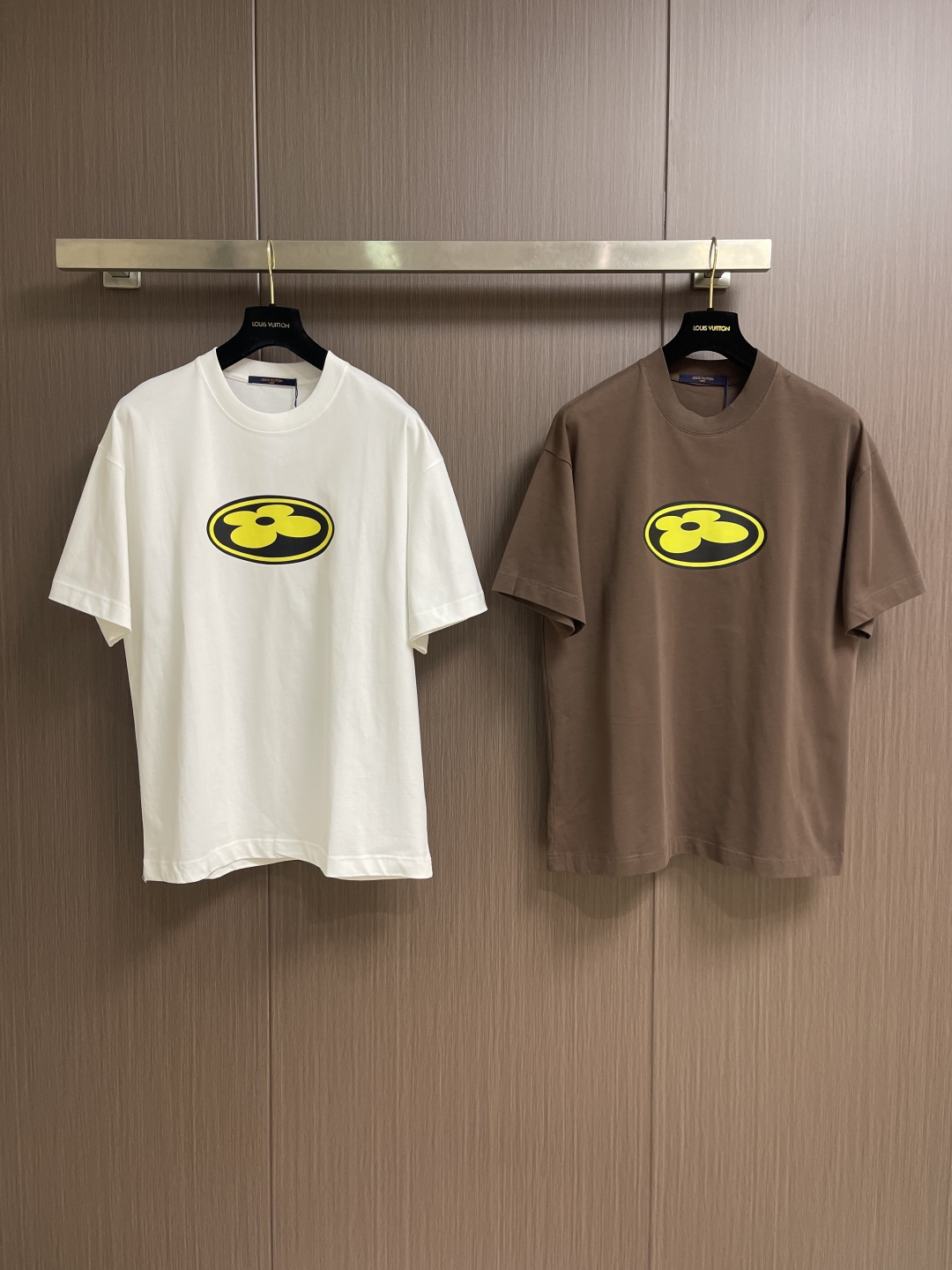 LV Flower图案印花短袖T恤，本款T恤取材柔软棉布，以2026ss早春秀场的风尚元素点亮日常造型。