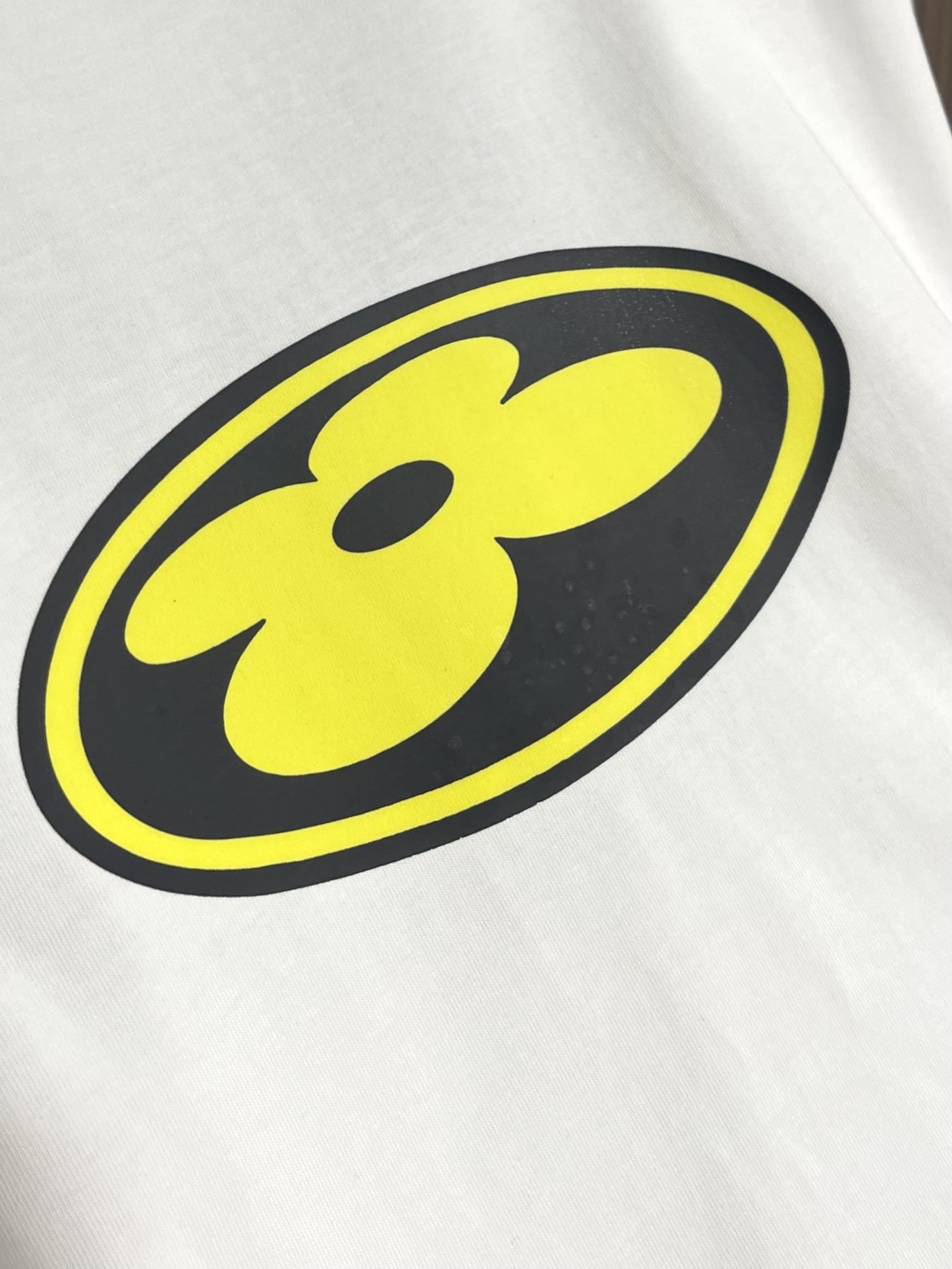 LV Flower图案印花短袖T恤，本款T恤取材柔软棉布，以2026ss早春秀场的风尚元素点亮日常造型。