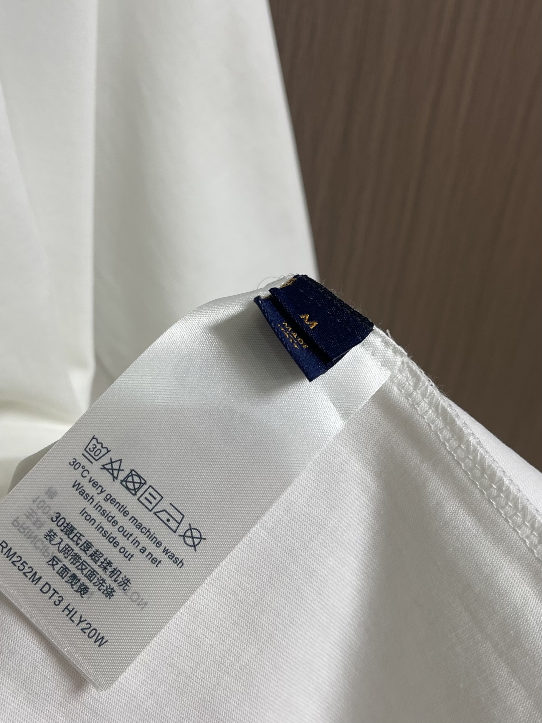 LV Flower图案印花短袖T恤，本款T恤取材柔软棉布，以2026ss早春秀场的风尚元素点亮日常造型。