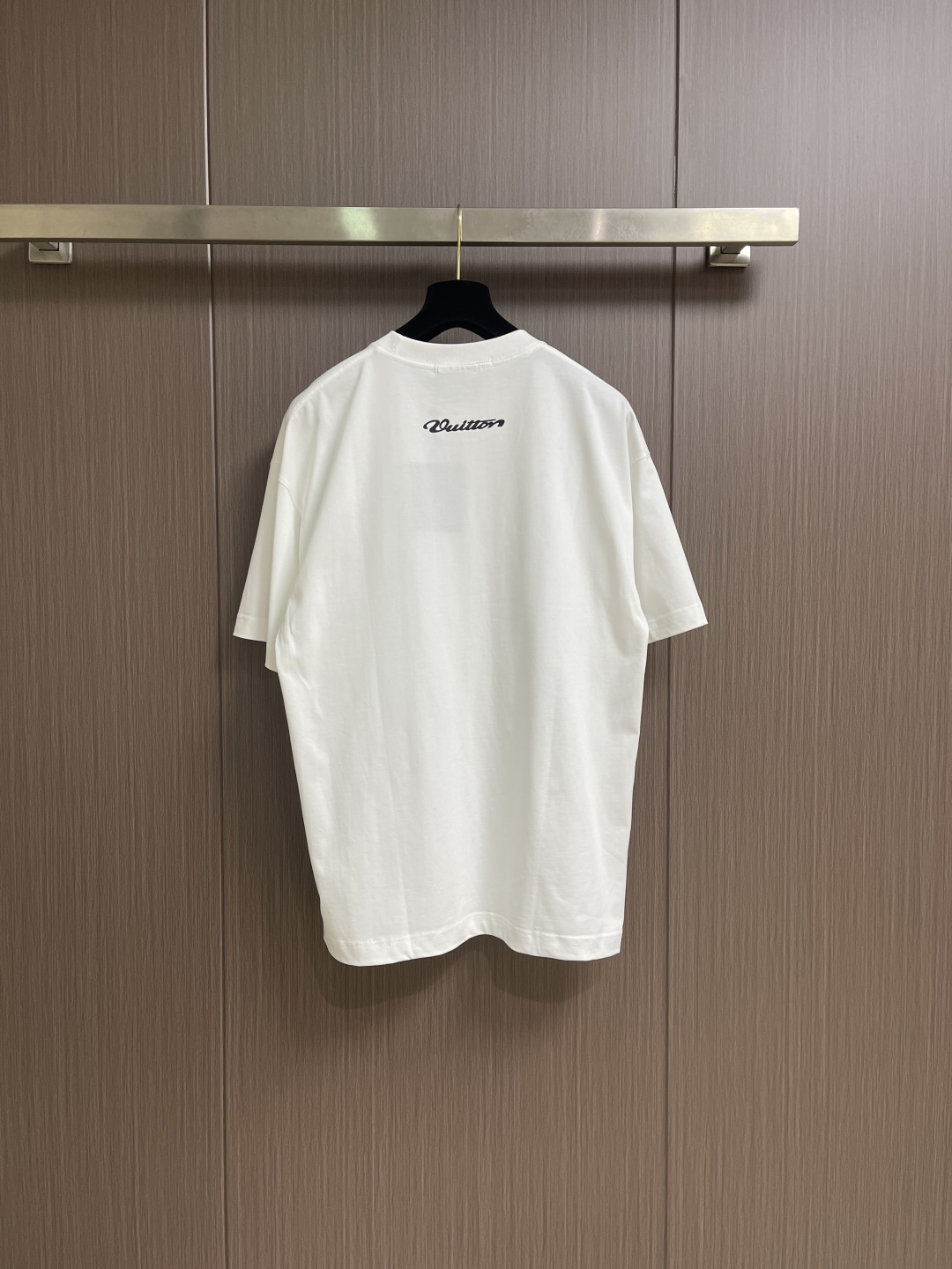 LV Flower图案印花短袖T恤，本款T恤取材柔软棉布，以2026ss早春秀场的风尚元素点亮日常造型。