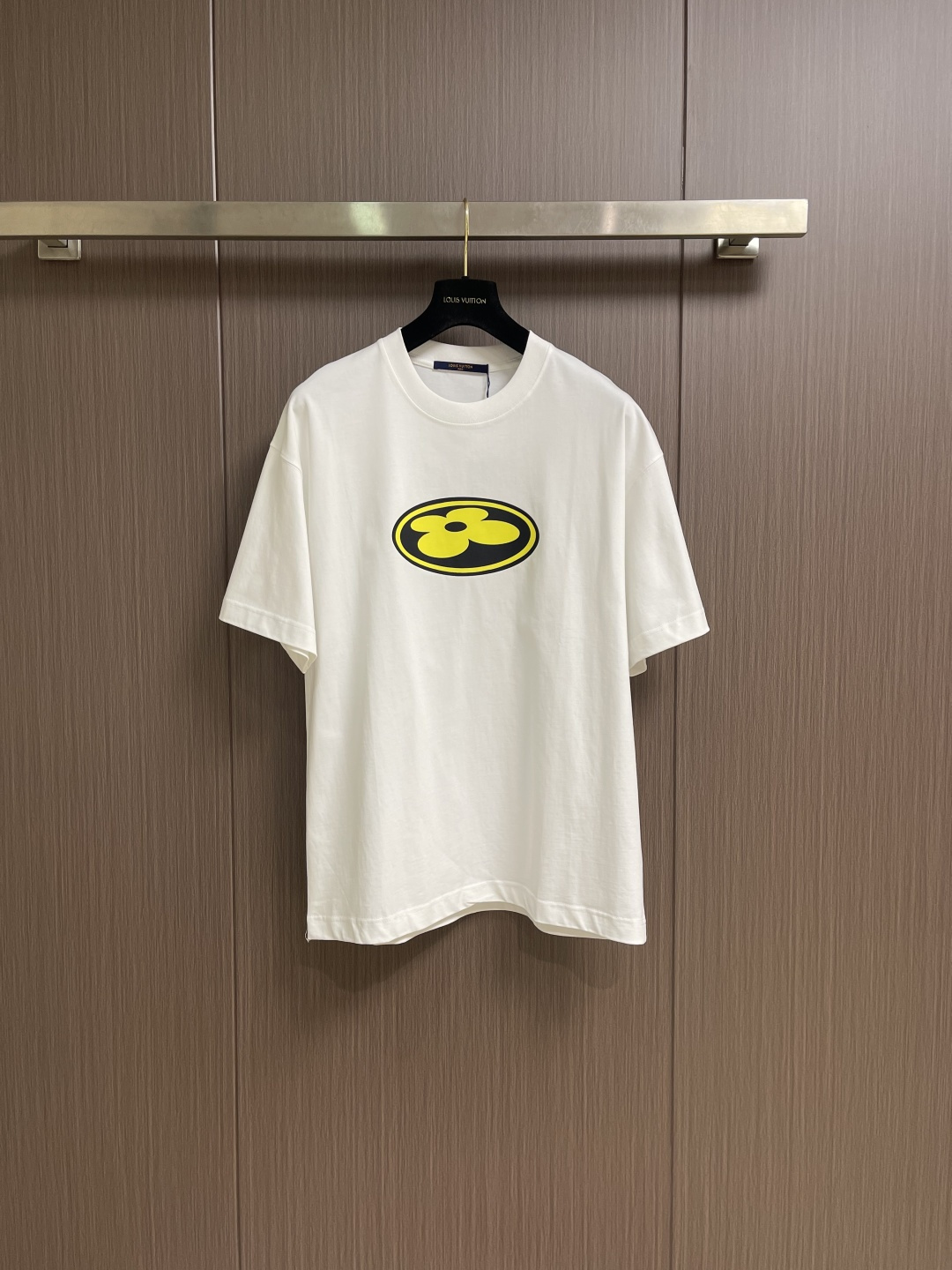 LV Flower图案印花短袖T恤，本款T恤取材柔软棉布，以2026ss早春秀场的风尚元素点亮日常造型。