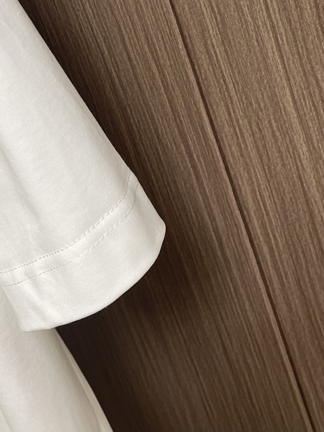 LV Flower图案印花短袖T恤，本款T恤取材柔软棉布，以2026ss早春秀场的风尚元素点亮日常造型。