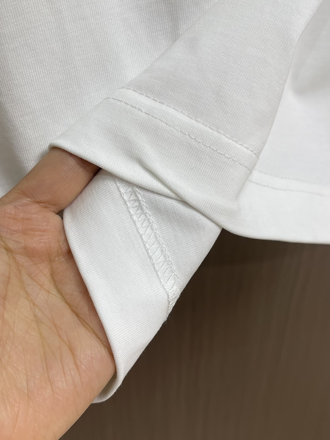 LV Flower图案印花短袖T恤，本款T恤取材柔软棉布，以2026ss早春秀场的风尚元素点亮日常造型。