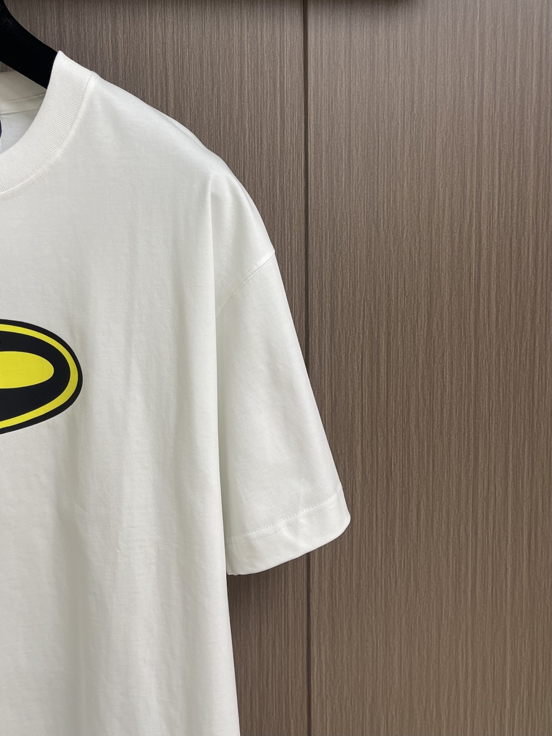 LV Flower图案印花短袖T恤，本款T恤取材柔软棉布，以2026ss早春秀场的风尚元素点亮日常造型。