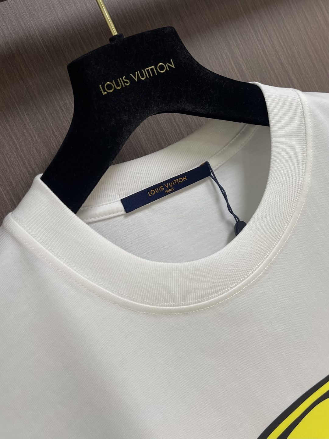 LV Flower图案印花短袖T恤，本款T恤取材柔软棉布，以2026ss早春秀场的风尚元素点亮日常造型。