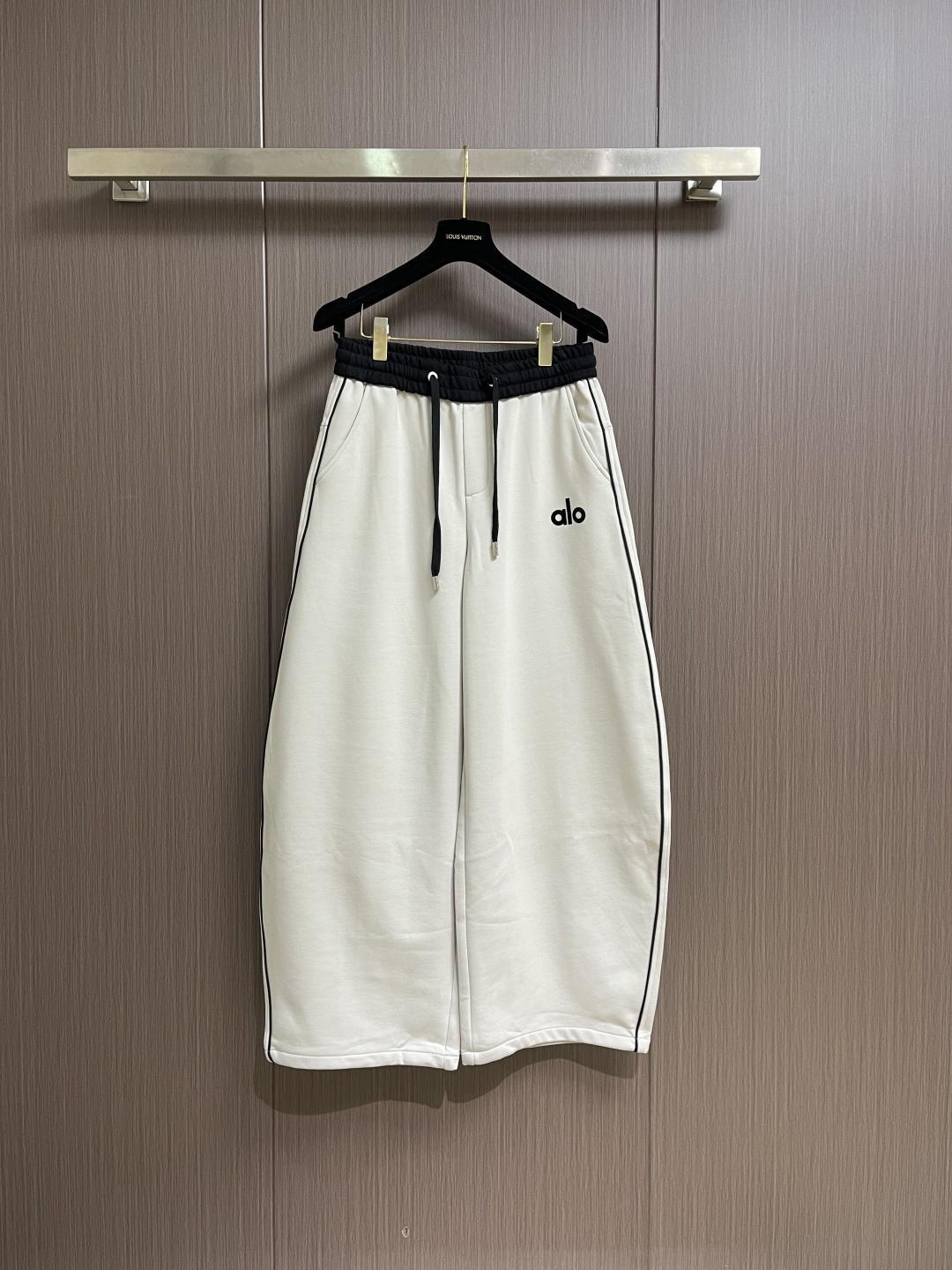 NO:690718,Alo Yoga contrasting color splicing loose trousers, men's flocked logo design scimitar wide casual pants. Different from traditional yoga brands such as lululemon, Alo emphasizes 'Mindful Lifestyle' (Mindful Lifestyle). The product design integrates sports functions and fashion elements. The target users are young people who pursue health and fashion, especially those known as 'It  Girl' is a socialite and trend setter. High-end plain knitted cotton fabric is close-fitting and warm. The overall touch is extremely comfortable, gentle and skin-friendly. It is full of fashionable charm and high-end specifications and attributes, making it easier to wear and more advanced!  Size M-3XL,,19860909Alo Yoga撞色拼接宽松长裤,男士植绒logo设计弯刀阔版休闲裤.与lululemon等传统瑜伽品牌不同,Alo更强调'正念生活方式'(Mindful Lifestyle),产品设计融合运动功能与时尚元素,目标用户为追求健康、时尚的年轻群体,尤其是被称为'It Girl'的社交名流和潮流引领者.高端平纹针织纯棉面料,贴身保暖,整体的触感极为舒适,温和亲肤效果高级.饱含时尚魅力与高端的规格属性,让穿搭显得更加的轻松,更具备高级范！尺码M-3XL,,,Men's clothing