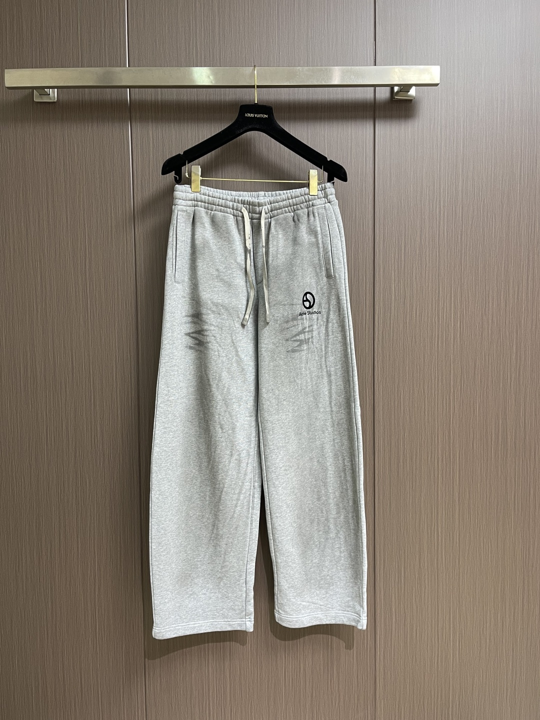 NO:690720,Acne Studios printed logo straight-leg sweatpants, customized floral yarn soft velvet nylon. High-quality texture. Comfortable and close to the skin. Gray tone elegance. Shown in a subtle and restrained manner. Decorated with college-style seasonal logo patterns. Simple and tense lines outline the personal logo. The beauty of hidden luxury carved by Ma Liu craftsmanship. From rich to light, the color transition is natural and smooth. An elegant style that is like the accumulation of time. Attendance interprets the infinite possibilities of fashion from a unique perspective.  Sizes S-XL,,acne studios,dior,19860909Acne Studios 印花徽标直筒卫裤,定制花纱柔绒锦棉 质感上乘 舒适贴肤 灰调雅韵 以一种含蓄而内敛的姿态展现 饰有的学院风当季徽标图案点缀 以简洁而富有张力的线条勾勒个性标识 马骝工艺雕琢的隐奢之美 从浓郁到浅淡 色彩过渡自然流畅 似岁月沉淀的优雅格调 出席 以独特的视角释着时尚的无限可能 尺码S-XL,,acne studios,dior,,Men's clothing