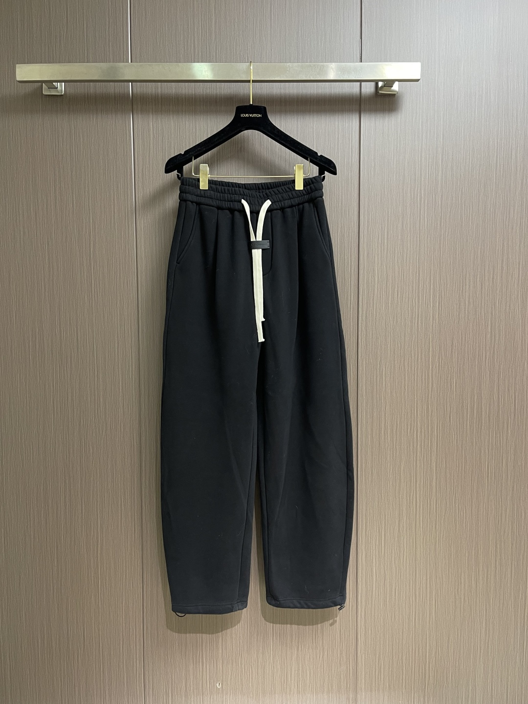 NO:690722,Lululemon's new winter velvet casual pants are made of high-quality pure cotton velvet fabric, which is soft and comfortable to the touch and has strong warmth retention. It is embellished with leather tags, low-key luxury and super good-looking!  The upper body effect is super versatile and the fit is perfect!  Size M-3XL,,19860909Lululemon 冬季新款加绒休闲裤,采用优质纯棉加绒面料,手感柔软舒适,保暖性强,采用皮牌点缀,低调奢华,超级好看！上身效果超级百搭,版型完美！尺码M-3XL,,,Men's clothing