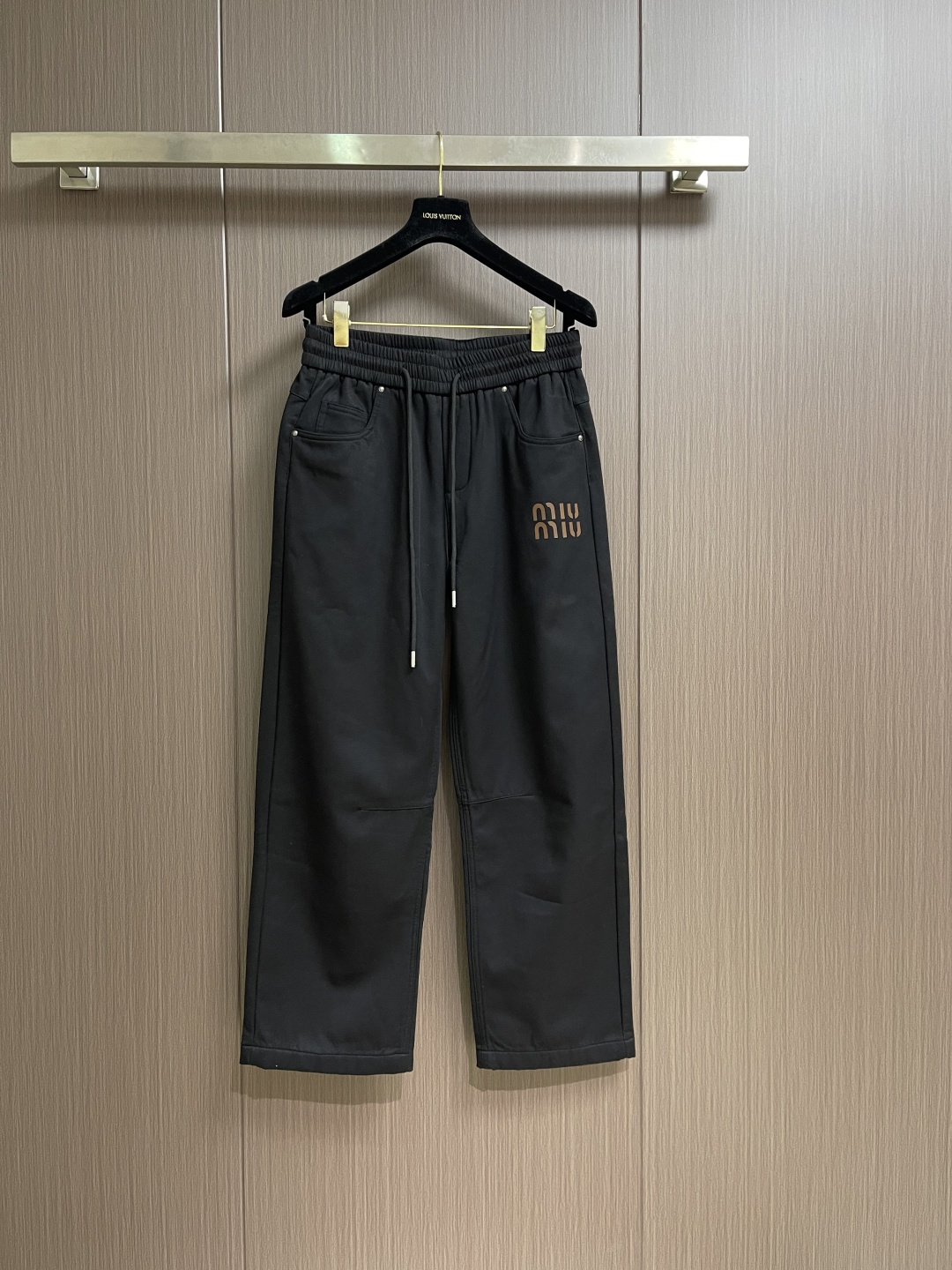 NO:690712,miumiu 2025ss loose straight casual pants, sports style and high street style are harmonious, easy to wear and stylish, and does not limit the body shape, and is friendly to the modification of the leg shape, especially suitable for people who like concave shapes!  Made of imported twill cotton fabric supplied by customers, it is crisp and skinny, with excellent skin-friendly breathability!  The classic logo is used on the front pocket of the trousers, and the words are full and textured, highlighting the extraordinary status and luxury class!  It makes the wearing effect even more handsome and stylish. It is the best choice for those who require high precision in their new shape!  Size M-3XL Size M Sitting circumference 108.5 Waist 74 Pants length 104 Large Size Sitting circumference 113.5 Waist circumference 79 Pants length 106  Pants length 108,,miumiu,19860909miumiu 2025ss宽松直筒休闲裤,运动风格与高街风融洽一起,好穿又有型,并且不限制身材穿着,对腿型的修饰又很友好对喜欢凹造型的人特别适合！客供进口斜纹棉质面料制作而成,挺括有骨感,具有优越的亲肤透气性！裤身前幅口袋上采用经典徽标logo,字样饱满有质感凸显不凡身份与奢华档次！令穿着效果更是帅气有型是朔型要求高精准人士的不二之选！尺码M-3XL M码坐围108.5 腰围74 裤长104 L码 坐围113.5 腰围79 裤长106 XL码 坐围118.5 腰围84 裤长108 XXL码坐围121.5 腰围87 裤长108 XXXL码 坐围124.5 腰围90 裤长108,,miumiu,,Men's clothing