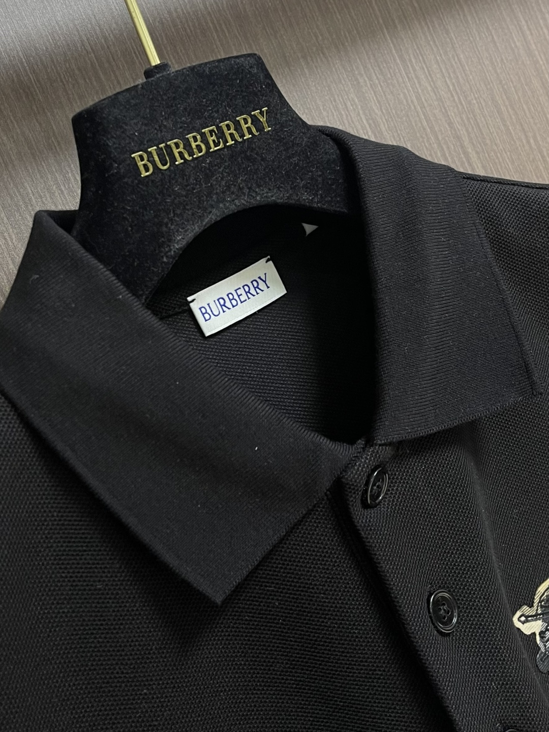 Burberry 2026SS早春新款战马格纹徽章短袖Polo马球衫，男女上衣，棉质 Polo衫，呈现常