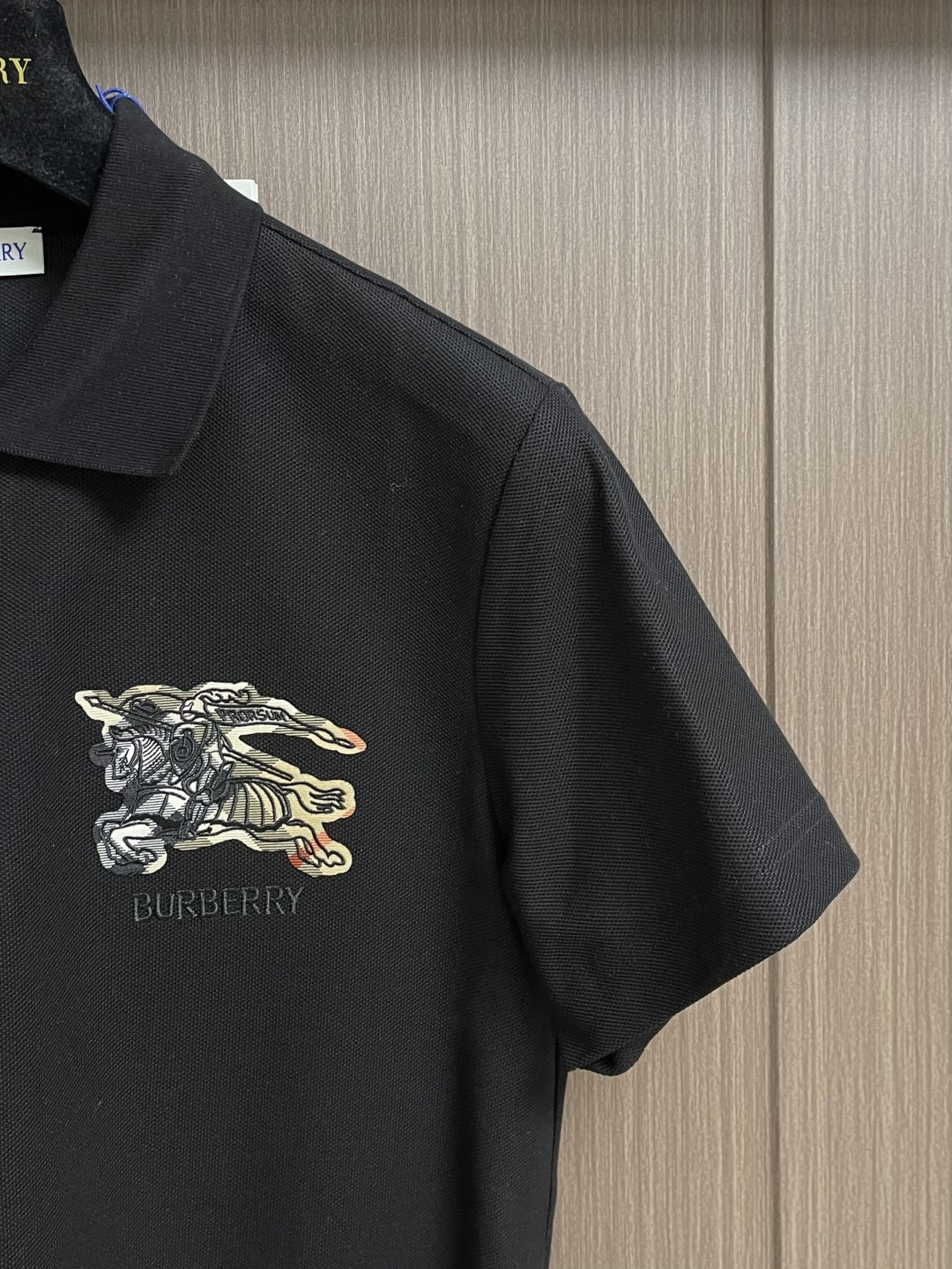 Burberry 2026SS早春新款战马格纹徽章短袖Polo马球衫，男女上衣，棉质 Polo衫，呈现常