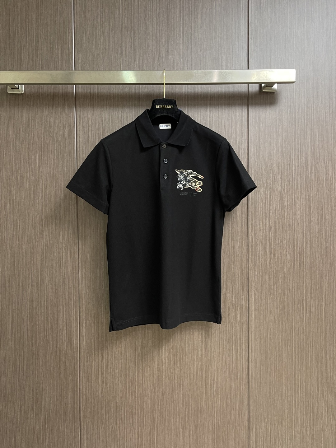 Burberry 2026SS早春新款战马格纹徽章短袖Polo马球衫，男女上衣，棉质 Polo衫，呈现常