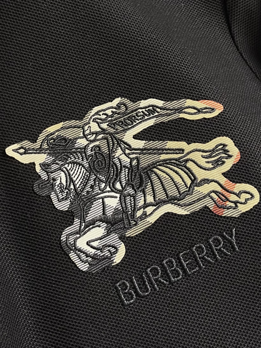 Burberry 2026SS早春新款战马格纹徽章短袖Polo马球衫，男女上衣，棉质 Polo衫，呈现常