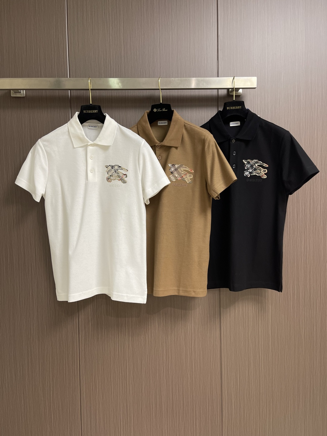 Burberry 2026SS早春新款战马格纹徽章短袖Polo马球衫，男女上衣，棉质 Polo衫，呈现常