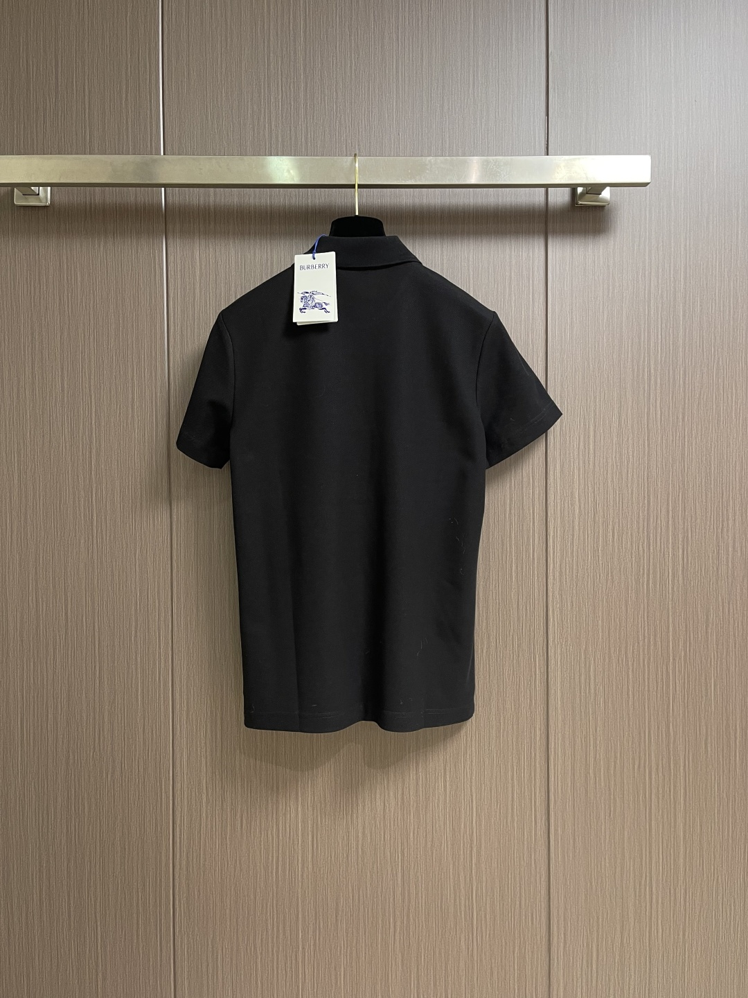 Burberry 2026SS早春新款战马格纹徽章短袖Polo马球衫，男女上衣，棉质 Polo衫，呈现常