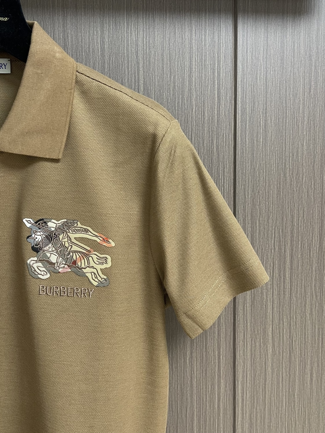 Burberry 2026SS早春新款战马格纹徽章短袖Polo马球衫，男女上衣，棉质 Polo衫，呈现常