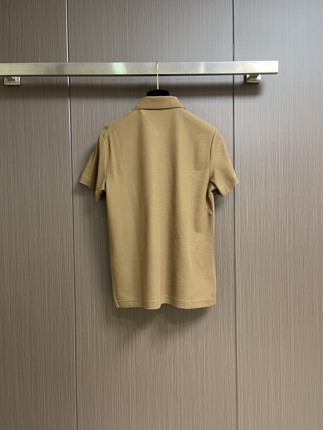 Burberry 2026SS早春新款战马格纹徽章短袖Polo马球衫，男女上衣，棉质 Polo衫，呈现常