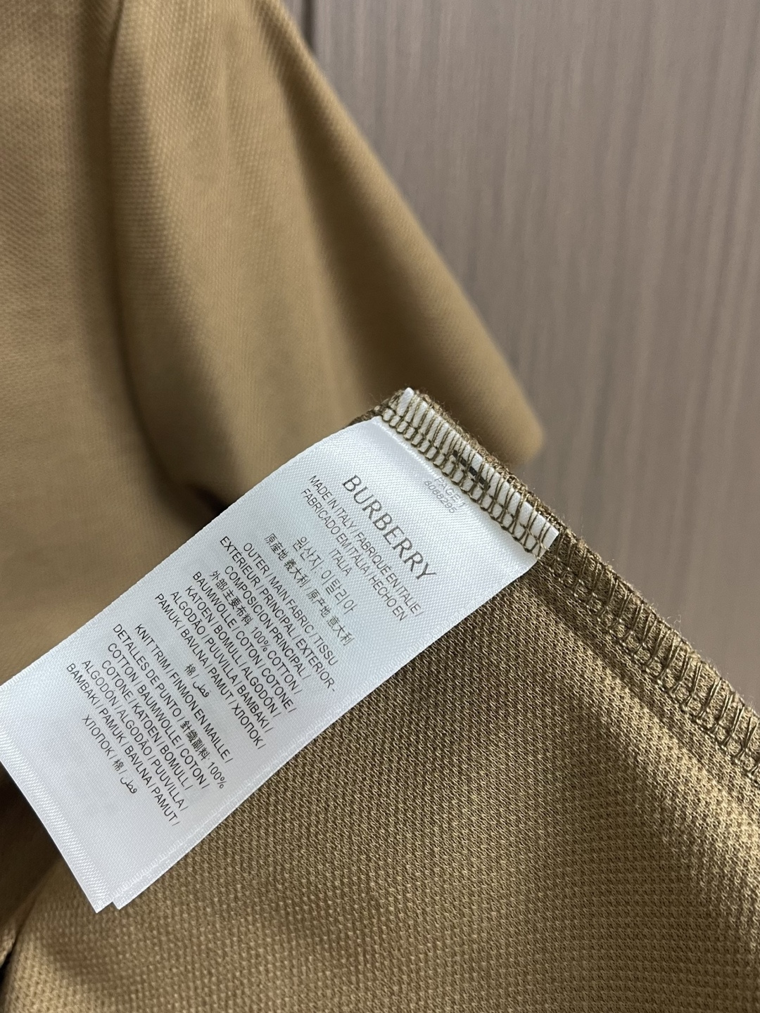 Burberry 2026SS早春新款战马格纹徽章短袖Polo马球衫，男女上衣，棉质 Polo衫，呈现常