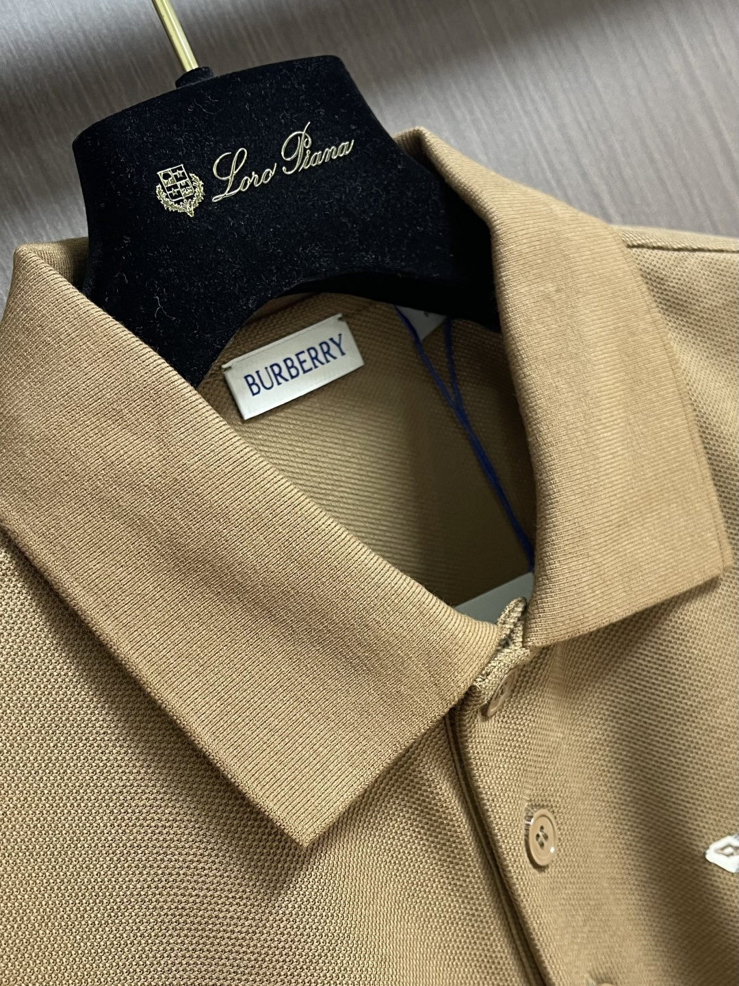 Burberry 2026SS早春新款战马格纹徽章短袖Polo马球衫，男女上衣，棉质 Polo衫，呈现常