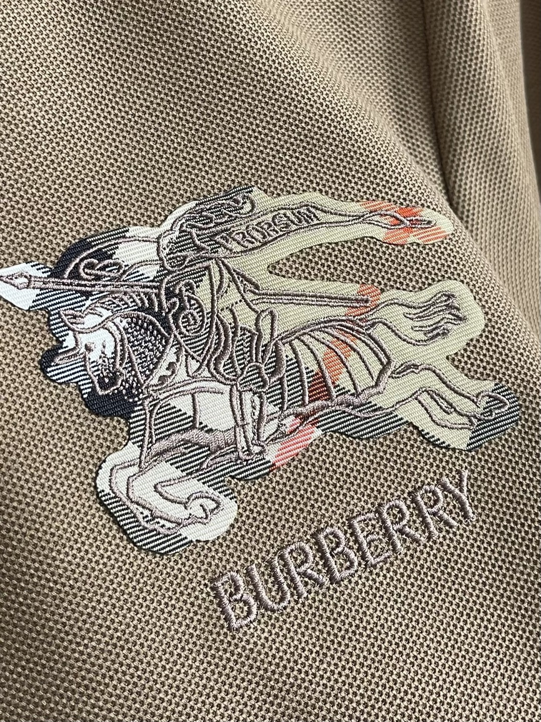 Burberry 2026SS早春新款战马格纹徽章短袖Polo马球衫，男女上衣，棉质 Polo衫，呈现常