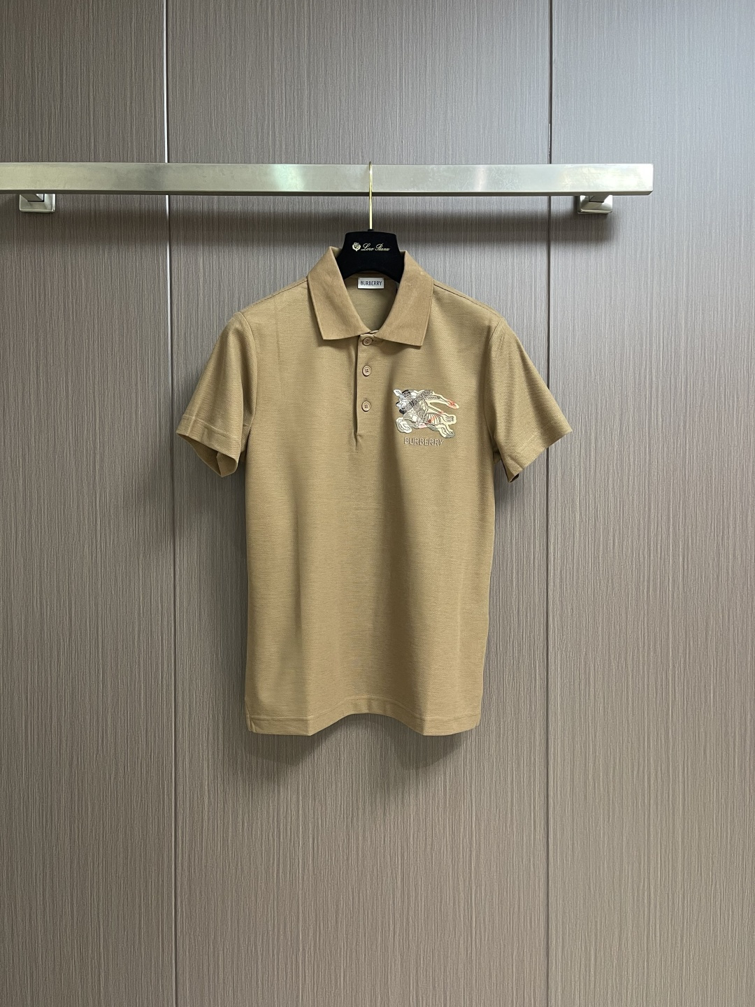 Burberry 2026SS早春新款战马格纹徽章短袖Polo马球衫，男女上衣，棉质 Polo衫，呈现常
