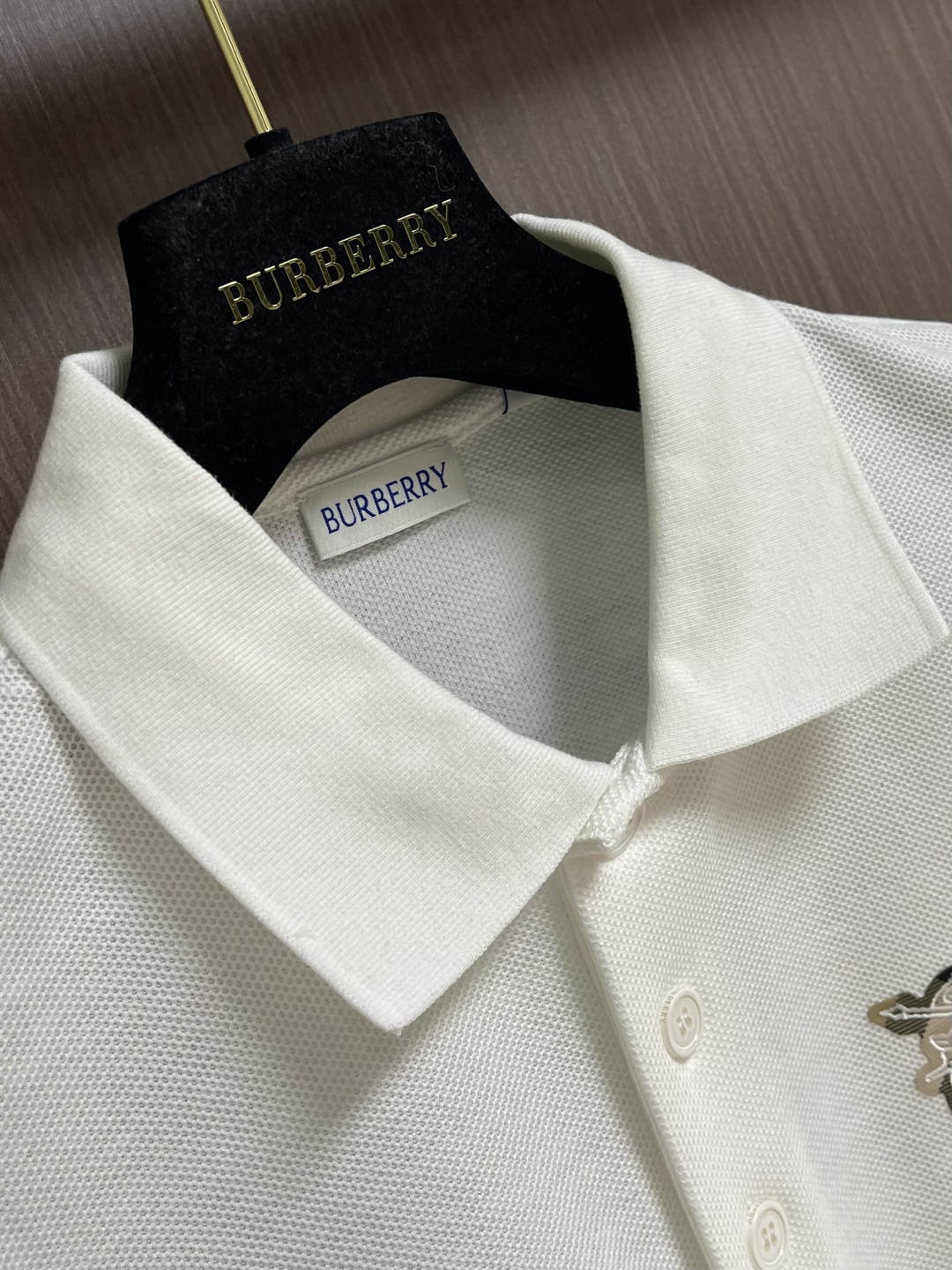 Burberry 2026SS早春新款战马格纹徽章短袖Polo马球衫，男女上衣，棉质 Polo衫，呈现常