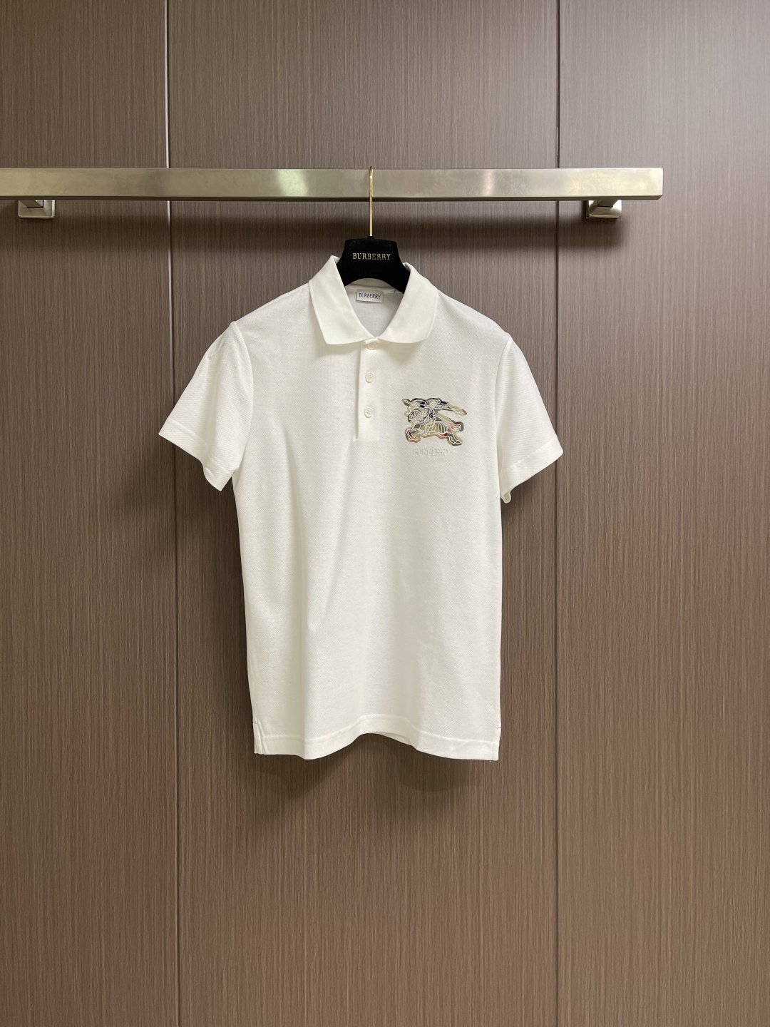 NO:683231,Burberry 2026SS early spring new war horse plaid badge short-sleeved polo polo shirt, men's and women's tops, cotton polo shirts, showing a regular fit. Decorated with the brand's equestrian knight logo. Sizes S-XXL S size bust 100 shoulder width 43 length 70 medium size bust 104 shoulder width 44 length 71.5 L size bust 108 shoulder width 45 length 73  Length 74.5 XXL, bust 116, shoulder width 47, length 76, burberry, T-shirt,19860909Burberry 2026SS早春新款战马格纹徽章短袖polo马球衫,男女上衣,棉质 polo衫,呈现常规版型.装饰品牌马术骑士徽标.尺码S-XXL S码 胸围100 肩宽43衣长70 M码胸围104 肩宽44衣长71.5 L码 胸围108 肩宽45衣长73 XL码胸围112 肩宽46 衣长74.5 XXL码 胸围116 肩宽47 衣长76,,burberry,T-shirt,,Men's clothing