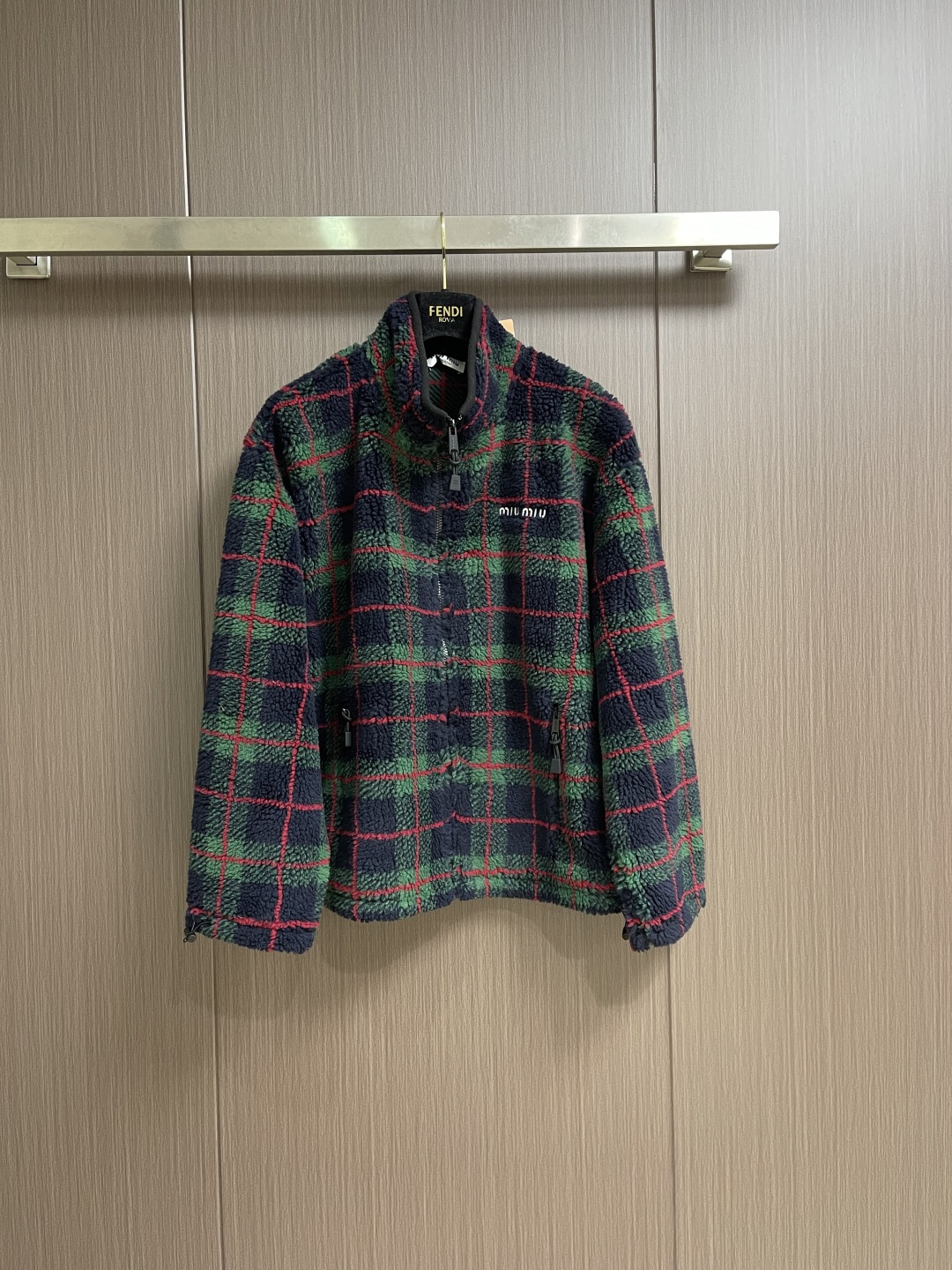 NO:683239,miumiu 2026SS sherpa plaid embroidered zipper jacket  The fabric is originally woven and dyed, and restored. The lining pocket fabric is made of nylon material and the back collar is matched with wool teddy velvet. The zipper is made of nylon and rubber teeth, and the pull teeth are made of European rubber teeth. The hem is matched with the original lettering elastic buckle. The embroidery uses 3D three-dimensional embroidery technology, and the embroidered logo is full and three-dimensional. It presents a high-end visual effect. The classics are reinterpreted in this model, adding wool to increase thickness and softness. The classic plaid pattern draws style inspiration and reinterprets the style code of sporty femininity. Oversize version.  Unlined long sleeves. Stand collar.  Front zippered side pockets.  Double-ended crochet hem.  Embroidered logo. The overall line is straight and delicate, the fabric is comfortable and soft, and the color is consistent without color difference. It can be matched with the same style to create a fashionable look and control various occasions. Customized accessories, complete three standards, the same style for men and women. Sizes S-XL S size bust 130 shoulder width 55 length 65.5  Shoulder width 58, length 70,,miumiu,versace,jackets & coats,jackets & coats,19860909miumiu 2026SS 羊羔绒格子刺绣拉链夹克外套 面料原版定织定染,还原.内衬口袋布采用尼龙料后领位置搭配羊毛泰迪绒.拉链采用尼龙与胶牙材料结合,拉牙采用欧款胶牙.下摆搭配原版刻字弹力扣.刺绣采用3D立体刺绣工艺,刺绣logo饱满立体.呈现出高端视觉效果.经典在这款中被重新诠释,加入羊毛以增加厚度和柔软度.经典格纹图案汲取风格灵感,重新诠释运动女性气质的风格密码Oversize版型．无衬里长袖立领．正面拉链开合侧袋．双头钩针底边．刺绣徽标.整体走线平直细腻,面料舒适柔软,颜色一致无色差 能与同款搭配营造时尚造型,驾驭各种场合,定制辅料,三标齐全,男女同款.尺码S-XL S码 胸围130 肩宽55衣长65.5 M码胸围134 肩宽56衣长67 L码 胸围138 肩宽57衣长68.5 XL码胸围142 肩宽58衣长70,,miumiu,versace,jackets & coats,jackets & coats,,Men's clothing