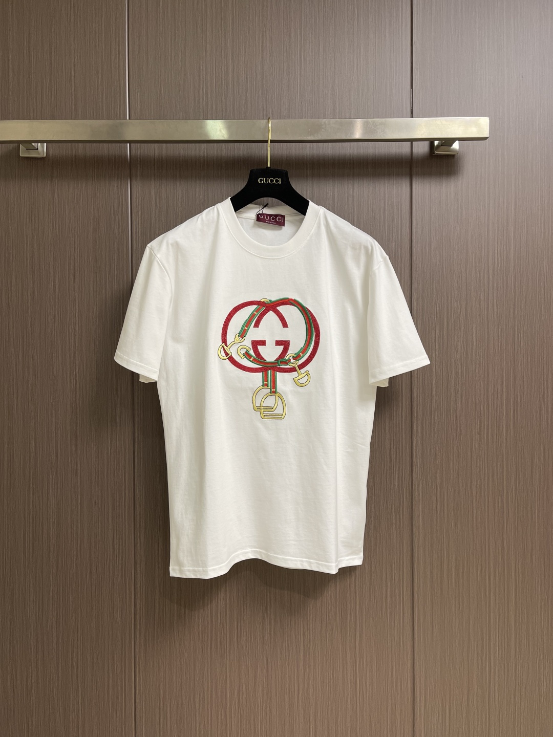 NO:691560,GUCCI  Graphic-printed round-neck short-sleeved T-shirt, made of imported high-count mercerized cotton fabric, has a silky and delicate touch, has excellent moisture absorption and breathability, and is not stuffy and not prone to yellowing after long-term wear. The neckline adopts a classic round-neck design, with high-elastic rib binding technology, which is durable and not easy to loosen.  , fits the neck line and looks more simple and elegant; the front of the body is decorated with color printing patterns, red and gold colors are intertwined with chain elements, the printing process is exquisite, the colors are bright and firm, and it is not easy to fall off, becoming the core visual highlight, breaking the monotony of pure white T-shirts. Size S-XL  Size S, shoulder width 56.5, bust 106, length 70, size M, shoulder width 58, bust 110, length 72, size L, shoulder width 60.5, bust 114, length 74, size XL, shoulder width 62, bust 118, length 76, gucci, T-shirt, tees, t-shirt,19860909GUCCI 图案印花圆领短袖T恤,采用进口高支丝光棉面料,触感丝滑细腻,兼具优秀的吸湿性与透气性,久穿不闷且不易泛黄,领口采用经典圆领设计,搭配高弹罗纹包边工艺,耐穿不易松垮,贴合颈部线条更显简约大气；衣身正面饰有彩印图案,红金配色与链条元素交织,印花工艺精湛,色彩鲜艳牢固不易脱落,成为视觉核心亮点,打破纯白T恤的单调感.尺码S-XL  S码肩宽56.5 胸围106 衣长70 M码 肩宽58 胸围110 衣长72 L码肩宽60.5 胸围114 衣长74 XL码 肩宽62 胸围118 衣长76,,gucci,T-shirt,tees，t-shirt,,Men's clothing