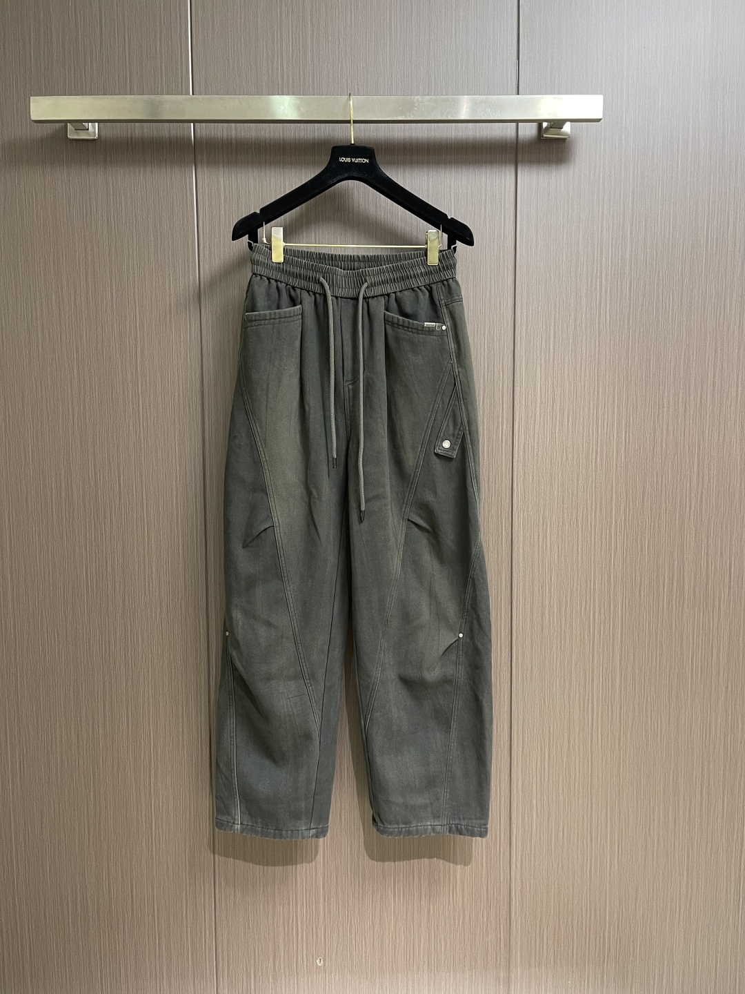 NO:690714,Balenciaga 2026SS early spring new straight wide-leg casual velvet sweatpants, simple and fashionable new custom-made fabrics, comfortable to wear, low-key yet luxurious, fashionable and high-end design, needless to say the trousers style and cut, the upper body is exquisite and lively.  Really first-class, top-quality materials. Really top-notch elastic waisted straight pants. The quality is outstanding. They have been washed with heavy water to make them very soft!  Not picky, the upper body is absolutely stylish and extremely luxurious. Sizes M-XXL M size hip 58.5 waist 78 trouser length 104 L size hip 60.5 waist 82 trouser length 10519860909Balenciaga 2026SS早春新款直筒阔腿休闲加绒卫裤,简约时尚新款定制面料,身穿手感舒适 低调不失奢华 设计时尚高端 裤型款式和裁剪亦无需多言 上身精致跃然．真正一等一顶级质料 真正殿堂级的松紧腰直筒裤,品质卓然,经过重水洗使得很柔软！不挑人 上身绝对的有型 极度奢华.尺码M-XXL M码臀围58.5 腰围78 裤长104 L码 臀围60.5 腰围82 裤长105 XL码 臀围62.5 腰围86 裤长106 XXL码臀围64.5 腰围90 裤长107,,balenciaga,,Men's clothing