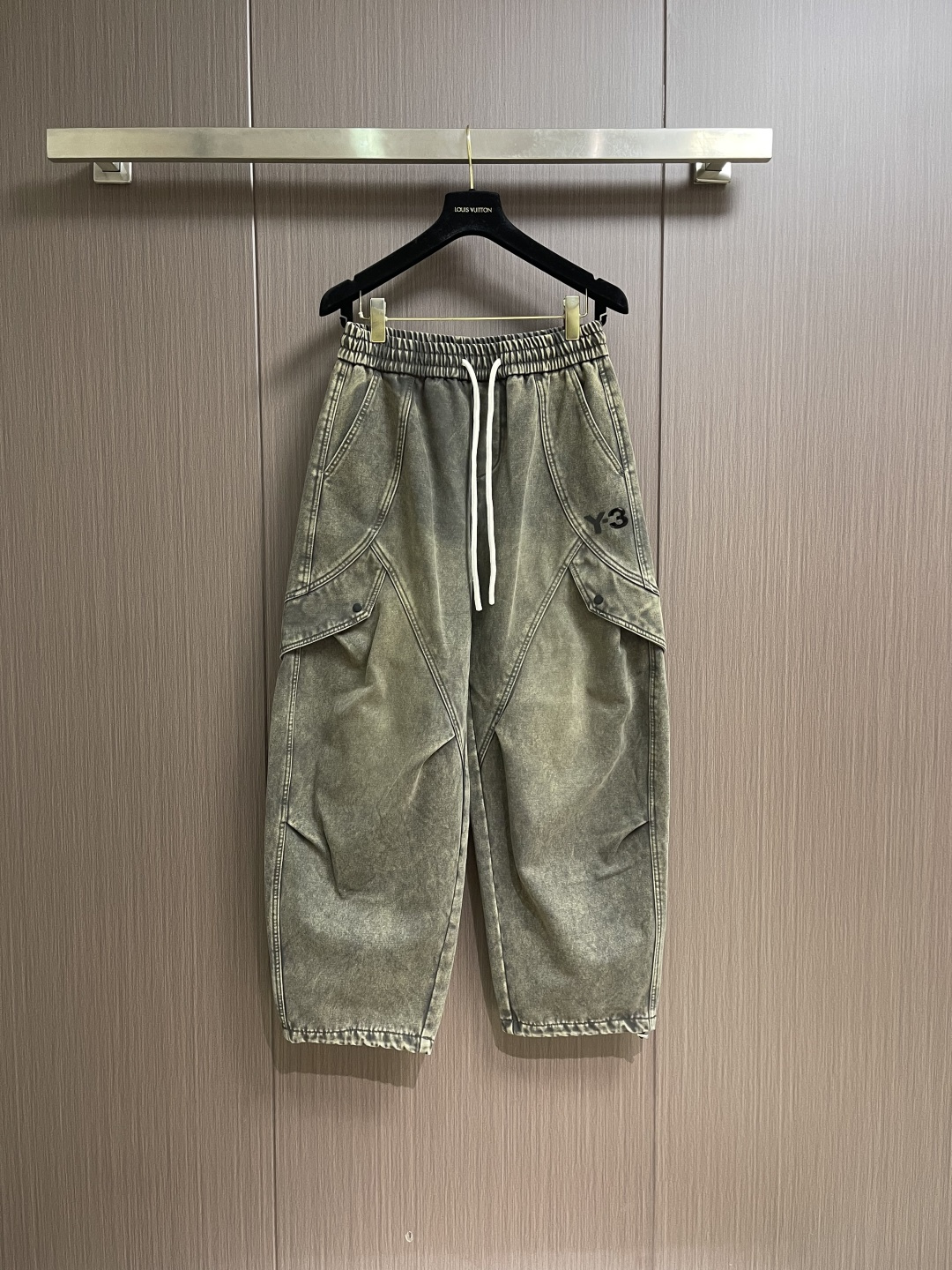NO:690724,Y3 Yohji Yamamoto 2026SS early spring new ripstop splicing functional pants, loose outdoor style sweatpants, dark pioneer functional zipper large pocket overalls, Yamamoto ripstop nylon fabric with visible texture, natural version of the casual style, made of organic cotton ripstop material, equipped with a loose elastic waist, the craftsmanship level is higher than the same level, comes with its own logo  Labeling, simple and capable style, brings ease to the overall style matching. Sizes M-3XL,,19860909Y3 山本耀司 2026SS早春新款防撕裂拼接机能裤,宽松户外风卫裤,暗黑先锋机能拉链大口袋工装裤,山本防撕裂尼龙面料看得到的质感,版型自然演绎随性自在的风格,由有机棉防撕裂材料制成,配有宽松弹性腰部,工艺水准高出同级别,自带 logo 贴标,简洁干练的版型,给整体版型搭配带来轻松感.尺码M-3XL,,,Men's clothing