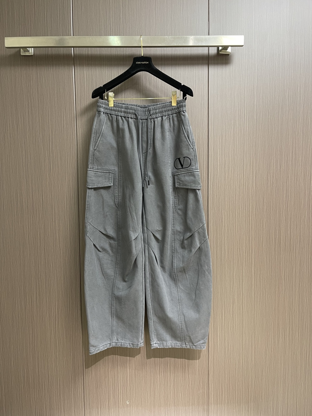 NO:690726,Valentino 2026ss early spring new casual pants, customized original fabric hardware, fashionable and slimming pants, with a stylish upper body, super comfortable upper body, versatile and not picky!  Size M-XXL,,valentino,19860909Valentino 2026ss早春新款休闲裤 定制原版面料五金,时髦显瘦于一体的裤子,上身有型,上身超级舒适,百搭又不挑人！尺码M-XXL,,valentino,,Men's clothing