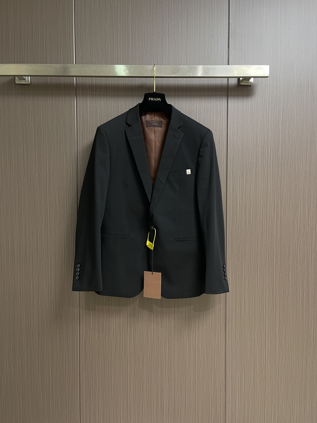 NO:690689,The whole set can be sold separately, single suit, trousers, Zegna 2026SS early spring new suit, men's jacket and trousers suit. Made of high-density fine fabrics supplied by customers, soft and skin-friendly, anti-wrinkle and stiff, with brand letter logo, full of fashion sense; suitable for a variety of dressing styles; a jacket that does not pick any age. Sizes 46-56 Suit 46, length 70, shoulder width 42.8, bust 100, size 48, length 72  Shoulder width 44, bust 104, size 50, length 74, shoulder width 45.2, bust 108, size 52, length 76, shoulder width 46.2, bust 112, size 54, length 78, shoulder width 47.6, bust 116, size 56, length 80, shoulder width 48.8, bust 120, trousers, size 46, length 109, waist 77, hip 98.8  Size 48 pants length 112 Waist 81 Hips 102 Size 50 pants length 115 Waist 85 Hips 105.2 Size 52 pants length 117 Waist 89 Hips 108.4 Size 54 pants length 119 Waist 93 Hips 111.6 Size 56 pants length 121 Waist 97 Hips 114.8,,jackets & coats,19860909整套 可拆卖 单西服 西裤 Zegna 2026SS早春新款西服男士外套西裤套装.采用客供高密度精材质面料,软糯亲肤,抗皱立挺有型,品牌字母logo,满满的时尚感；适合多种穿搭风格；一款不挑年纪的外套.尺码46-56 西服 46码衣长70 肩宽42.8胸围100 48码衣长72 肩宽44胸围104 50码衣长74 肩宽45.2胸围108 52码衣长76 肩宽46.2胸围112 54码衣长78 肩宽47.6胸围116 56码衣长80 肩宽48.8胸围120 西裤 46码裤长109 腰围77 臀围98.8 48码裤长112 腰围81臀围102 50码裤长115 腰围85 臀围105.2 52码裤长117 腰围89 臀围108.4 54码裤长119 腰围93 臀围111.6 56码裤长121 腰围97 臀围114.8,,jackets & coats,,Men's clothing