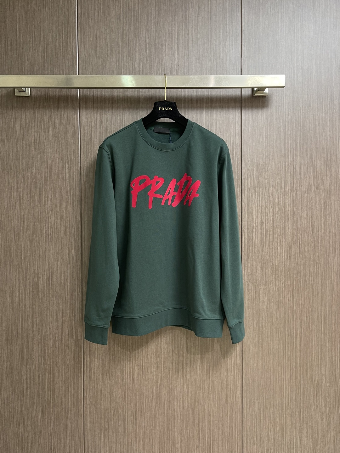 NO:691556,PRADA  The jacquard round neck long-sleeved sweatshirt is made of 36S double yarn pure cotton surface 7S fish scale bottom sweatshirt fabric. The weight of 400g gives it a crisp texture. The double yarn double-sided structure is wound by two yarns, which greatly improves the drape and texture of the fabric, as well as its breathability and moisture absorption.  It is also quite outstanding; it combines environmentally friendly thick plate printing with suede printing technology. Thick plate printing stacks water-based slurry multiple times to form a three-dimensional solid relief effect. It is not only full to the touch, but also very washable, and the pattern is not easy to be damaged after long-term wear; Size M-XXL  Size M, length 69, shoulder width 48, bust 112, sleeve length 64, size L, length 71, shoulder width 49, bust 116, length of sleeve 65.519860909PRADA 提花圆领长袖卫衣,采用36S双纱纯棉质面7S鱼鳞底卫衣面料,400g的克重赋予其挺括质感,双纱双面结构由两根纱线绕制,极大地提升了面料垂感与质感,透气性和吸湿性也相当出色；将环保厚板印花与绒面印花工艺结合,厚板印花多次堆叠水性浆料,形成立体坚固的浮雕效果,不仅触感饱满,还十分耐水洗,长久穿着图案也不易损坏；尺码M-XXL M码 衣长69肩宽48胸围112袖长64 L码衣长71 肩宽49胸围116袖长65.5 XL码 衣长73 肩宽51胸围120袖长67 XXL码 衣长75 肩宽52胸围124袖长68.5,,prada,hoodie,sweatshirts,,Men's clothing