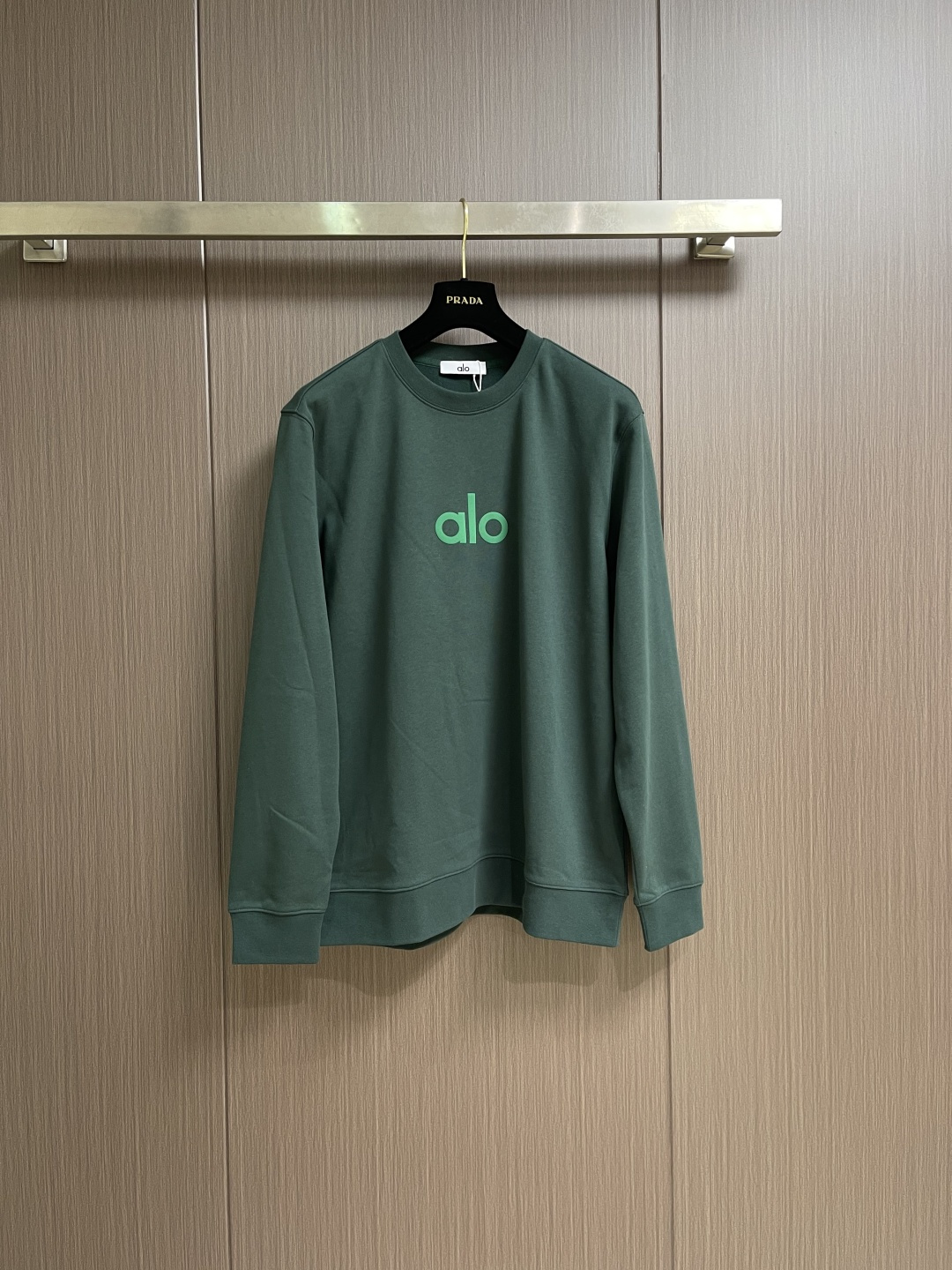 NO:691558,ALO 2026ss early spring new logo printed round neck sweatshirt, made of exclusive custom-made 480g original double-ply double-yarn pure cotton fabric, custom-woven and dyed in the same cylinder without color difference ribbing, customized accessories, complete three standards, Oversize loose version, fine workmanship, high elasticity and no deformation, same style for men and women, size M-XXL  Shoulder width 49 Bust 116 Sleeve length 65.519860909ALO 2026ss早春新款logo印花圆领卫衣,采用独家定制480g原版双股双纱纯棉面料,定织定染同缸无色差罗纹,定制辅料,三标齐全,Oversize宽松版型,做工精细高弹不变形,男女同款,尺码M-XXL M码 衣长69肩宽48胸围112袖长64 L码衣长71 肩宽49胸围116袖长65.5 XL码 衣长73 肩宽51胸围120袖长67 XXL码 衣长75 肩宽52胸围124袖长68.5,,versace,hoodie,sweatshirts,,Men's clothing