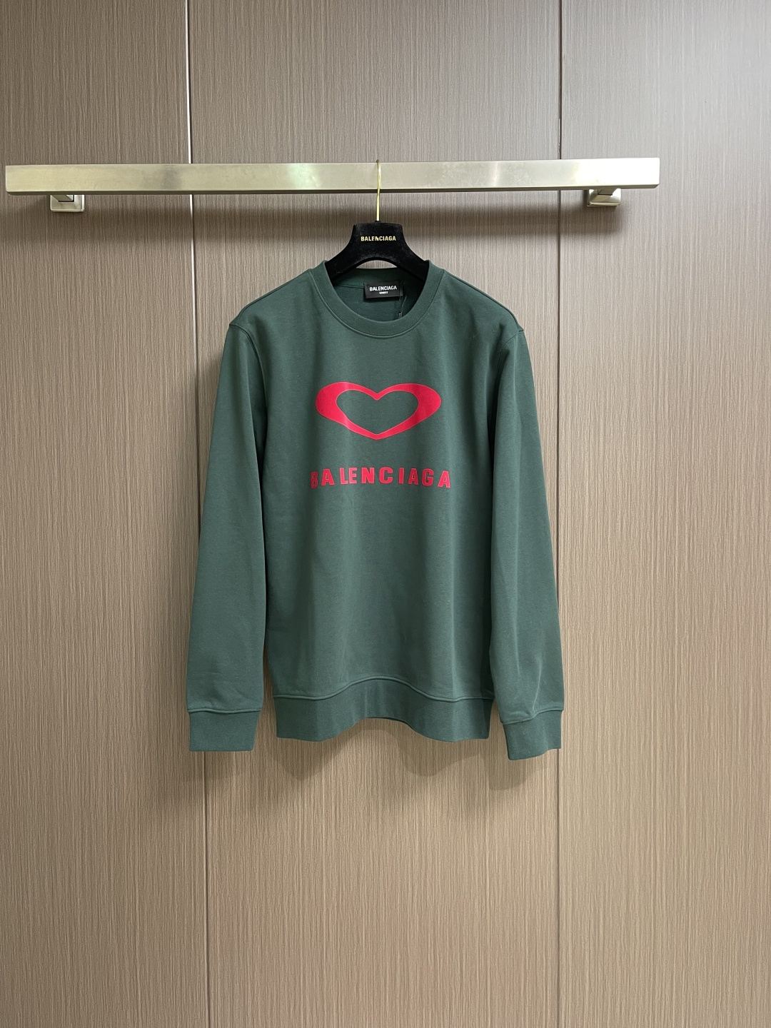 NO:691559,Balenciaga  2026ss early spring love logo pattern jacquard round neck long-sleeved sweatshirt, fish scale bottom pure cotton fabric, nylon solid watermark, classic dropped shoulders, oversize loose version, yb developed pure cotton fish scale bottom fabric using 26s double yarn +  10s fish scale base brushed fabric, 380g; paired with 21s precision pull frame 2x2 wick thread, 420g.. The terry terry is a three-thread sweatshirt composed of veil, binding yarn and base yarn. It feels soft, delicate, comfortable and breathable against the skin!  The overall fabric is crisp, comfortable and has a good silhouette. Sizes M-XXL M size Length 69 shoulder width 48 bust 112 sleeve length 64 L size dress length 71 shoulder width 49 bust 116 sleeve length 65.5 XL size dress length 73 shoulder width 51 bust 120 sleeve length 67 XXL dress length 75  Shoulder width 52, bust 124, sleeve length 68.5,,balenciaga,versace,hoodie,sweatshirts,19860909Balenciaga 2026ss早春爱心标识图案提花圆领长袖卫衣,鱼鳞底纯棉面料、尼龙固浆水印、经典落肩oversize宽松版型、yb开发纯棉鱼鳞底面料采用26s双纱＋10s鱼鳞底磨毛面料,380g；搭配21s精密拉架2x2灯芯螺纹,420g..毛圈是三线卫衣是面纱,绑纱,底纱所组成的.亲肤感柔软细腻舒适透气性极好！整体面料挺刮舒适又具有很好的廓形.尺码M-XXL M码 衣长69肩宽48胸围112袖长64 L码衣长71 肩宽49胸围116袖长65.5 XL码 衣长73 肩宽51胸围120袖长67 XXL码 衣长75 肩宽52胸围124袖长68.5,,balenciaga,versace,hoodie,sweatshirts,,Men's clothing