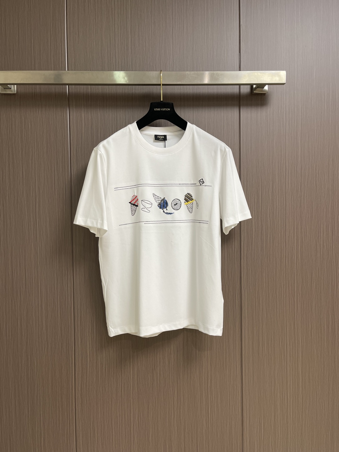 NO:691573,Fendi 2026SS early spring new ice cream embroidered short-sleeved T-shirt, the details party ecstasy!  Double-sided liquid ammonia cotton fabric has a great texture, is skin-friendly, anti-wrinkle and not easy to deform; the ice cream embroidery process is exquisite, the collision of lines and colors is very ingenious, black and white two-color interpretation of different styles, and the sense of luxury is hidden in every detail. Size 48-56, 48 size bust 106, shoulder width 49.3, 50 size bust 110, shoulder width 50.5, 52 size bust 114  Shoulder width 51.7, back center length 70, size 54 chest 118, shoulder width 52.9, back center length 72, size 56 chest 122, shoulder width 54.1, center back length 74,, fendi, T-shirt, tees, t-shirt,19860909Fendi 2026SS早春新品冰淇淋刺绣短袖T恤,细节党狂喜！双面液氨棉面料质感爆棚,亲肤抗皱还不易变形；冰淇淋刺绣工艺细腻,线条与色彩的碰撞超有巧思,黑白双色诠释不同风格,高级感藏在每一处细节里.尺码48-56 48码胸围106 肩宽49.3 后中长66 50码胸围110 肩宽50.5 后中长68 52码胸围114 肩宽51.7 后中长70 54码胸围118 肩宽52.9 后中长72 56码胸围122 肩宽54.1 后中长74,,fendi,T-shirt,tees，t-shirt,,Men's clothing