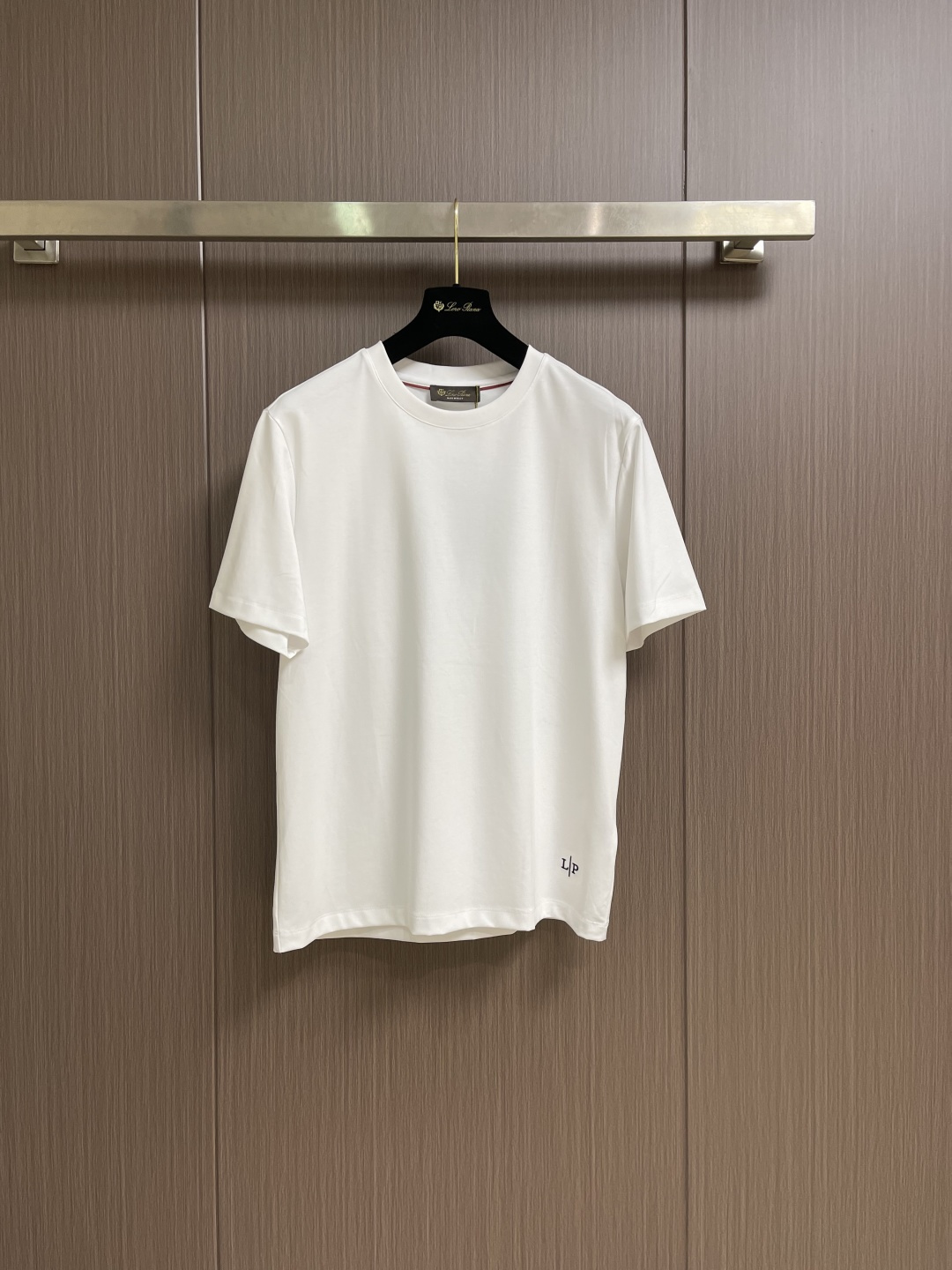 NO:691576,LP Loro Piana 2026ss new spring and summer short-sleeved T-shirt. Loro Piana's short-sleeved shirt is made of double-sided liquid ammonia cotton fabric. This fabric has a silky soft luster and feels smooth and delicate!  The double-veil weave structure has a good skin feel and is not easily deformed after long-term wear and washing, truly achieving the same high-end quality. The T-shirt has a slightly wide hem with Loro Piana logo embroidery as an embellishment, and the back collar is decorated with contrasting red trim. It not only highlights the brand's high simplicity and nobility, but is not too complicated, it is in line with the concept of simple summer wear. Sizes 48-56, chest size 48, 106, shoulder width 49.3, middle length 66  50 size bust 110 shoulder width 50.5 back length 68 52 size bust 114 shoulder width 51.7 back length 70 54 size bust 118 shoulder width 52.9 back length 72 56 size chest 122 shoulder width 54.1 back length 74,,loro piana,loro piana,T-shirt,tees,t-shirt,19860909LP Loro Piana 2026ss春夏新品短袖T恤,Loro Piana这款短袖采用了双面液氨棉面料,这块面料具有丝绸般的柔软光泽感,手感爽滑细腻！双面纱织结构,骨感好 久穿久洗不易变形,真正做到与一样致的高端品质.T恤呈微阔型下摆搭配Loro Piana的logo刺绣为点缀,后领则是采用撞色红色缉边做装饰.既彰显了品牌的高简约高贵,又不会过于繁杂,符合夏日简约穿搭的理念.尺码48-56 48码胸围106 肩宽49.3 后中长66 50码胸围110 肩宽50.5 后中长68 52码胸围114 肩宽51.7 后中长70 54码胸围118 肩宽52.9 后中长72 56码胸围122 肩宽54.1 后中长74,,loro piana,loro piana,T-shirt,tees，t-shirt,,Men's clothing